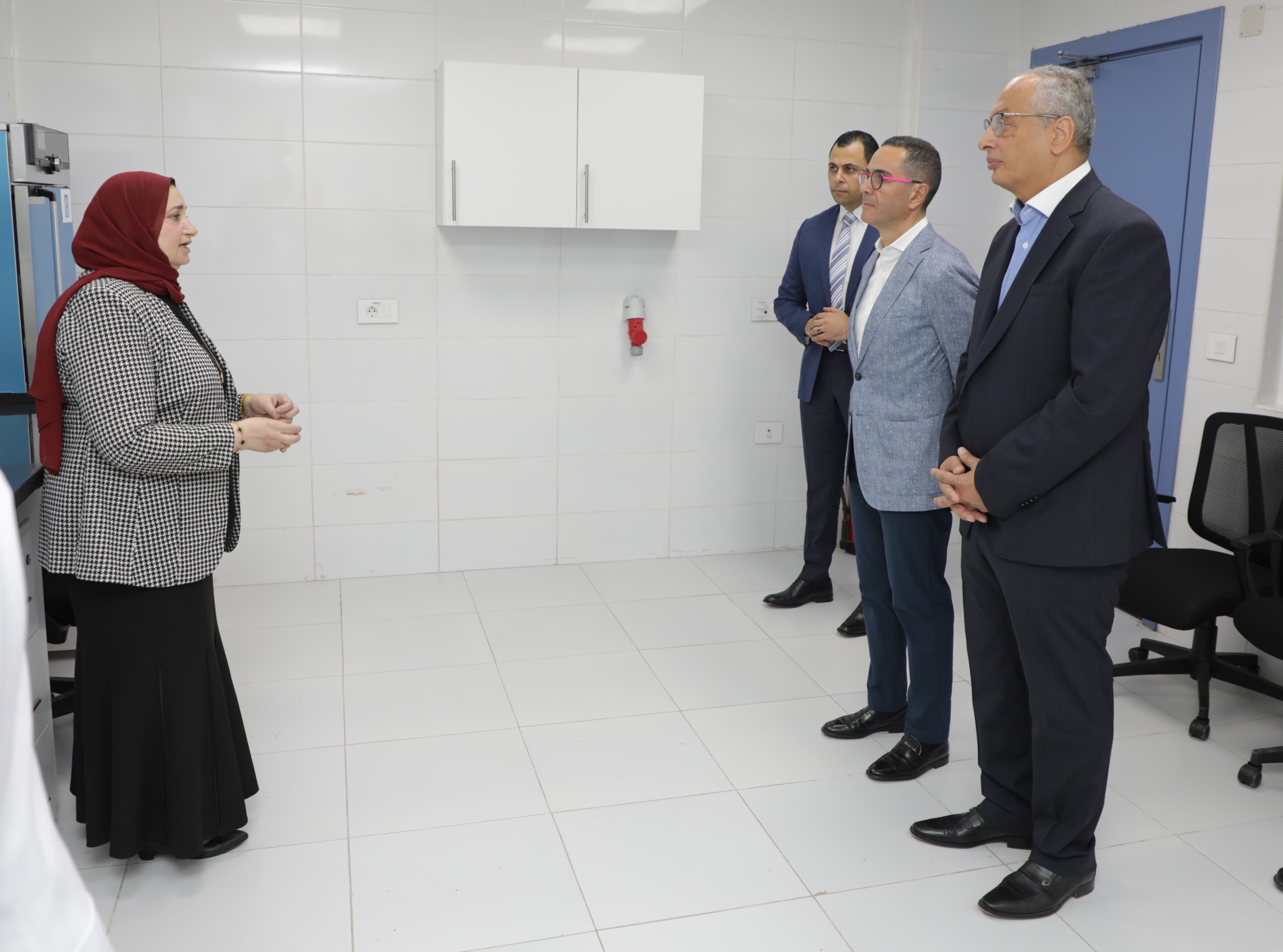 وزير الاستثمار والتجارة الخارجية م. حسن الخطيب يفتتح احدث معمل للاختبارات الضوئية بالهيئة العامة للرقابة على الصادرات والواردات