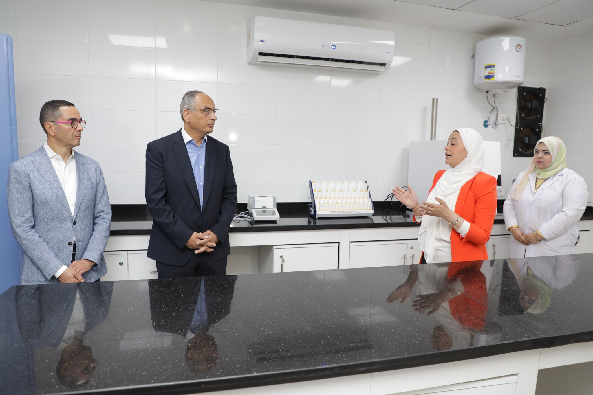 السيد المهندس حسن الخطيب وزير الاستثمار والتجارة الخارجية يتفقد معمل التحلل الحيوي