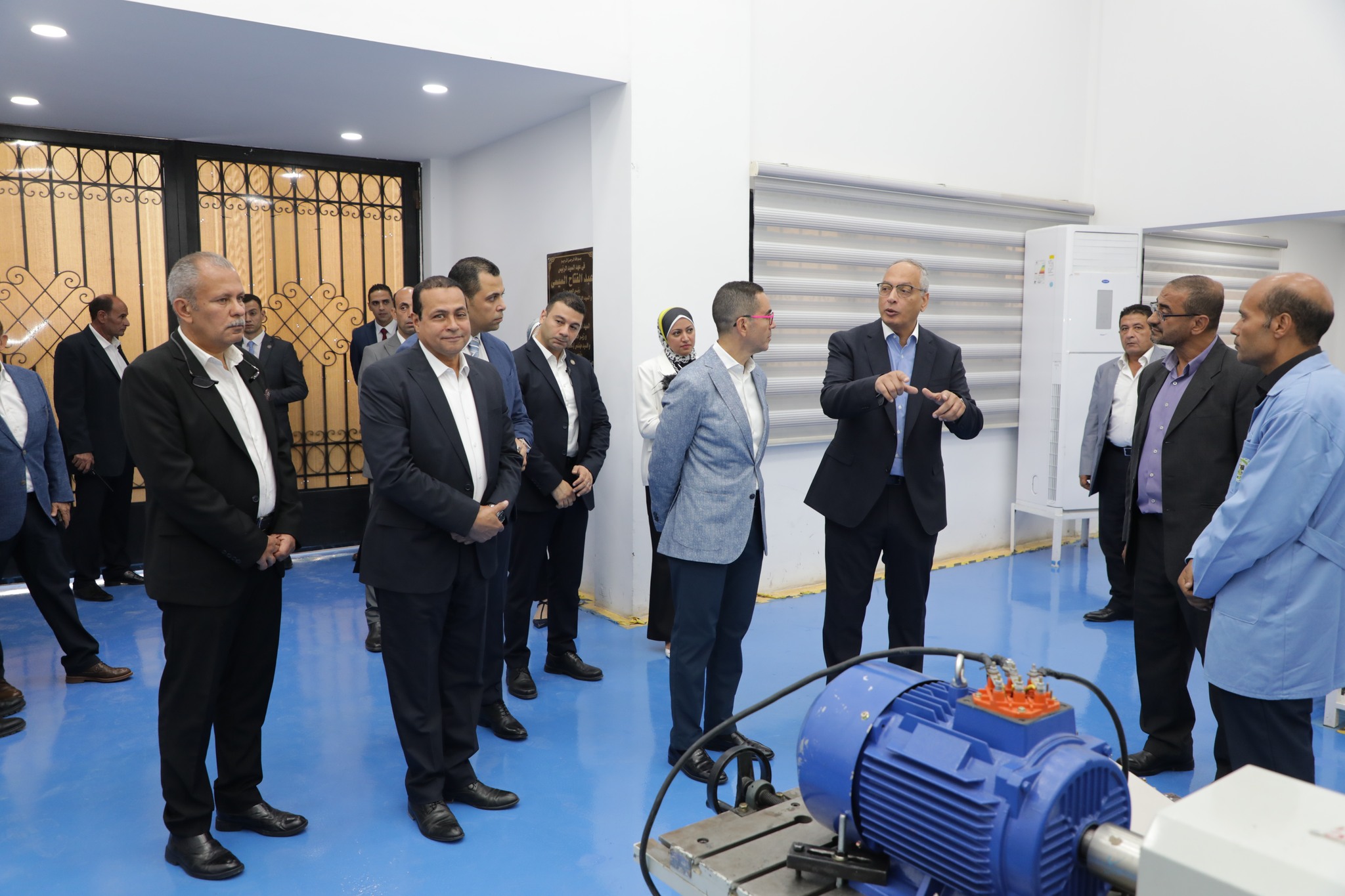السيد المهندس حسن الخطيب وزير الاستثمار والتجارة الخارجية يتفقد معمل المحركات الكهربية