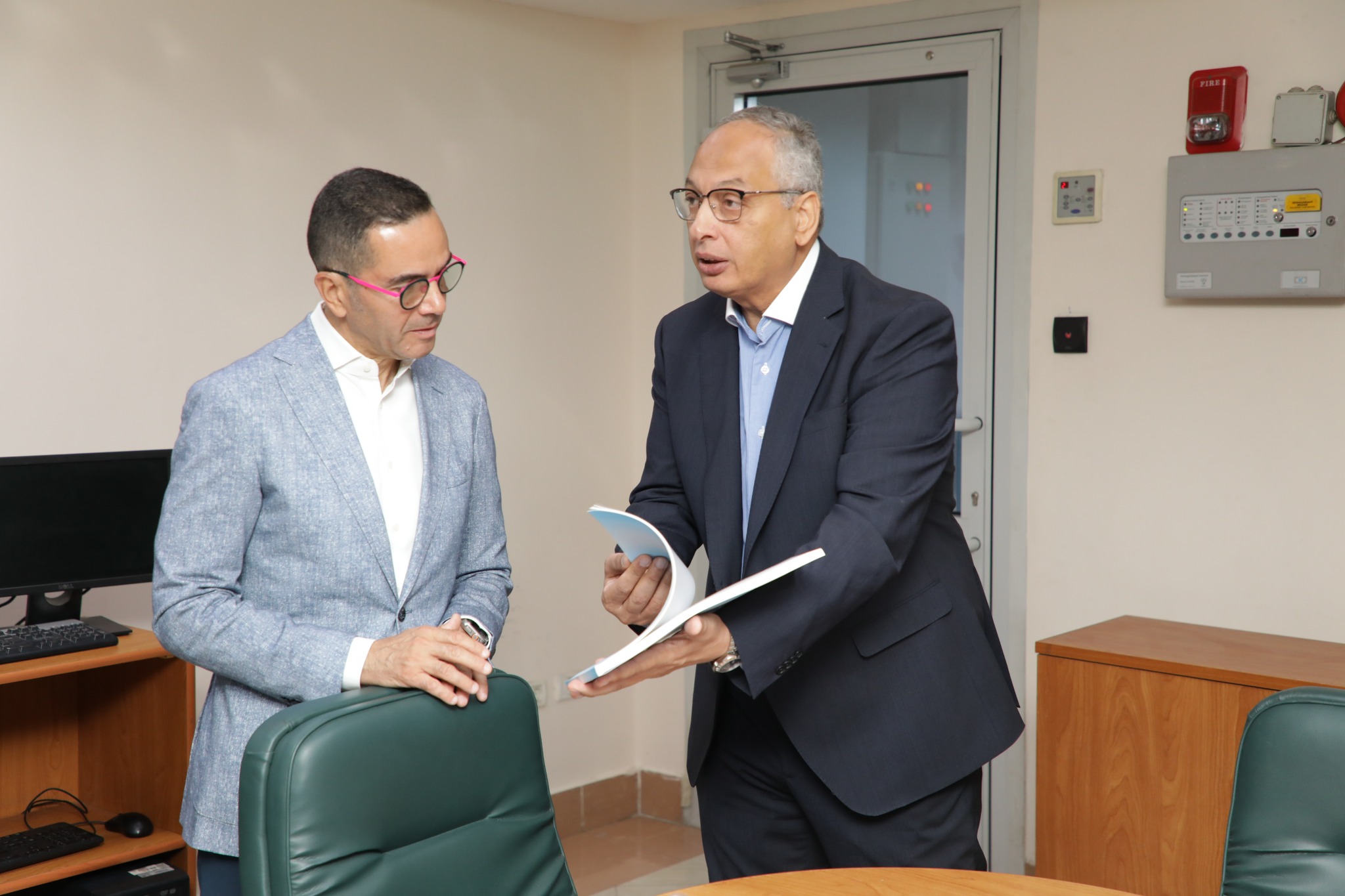 السيد المهندس حسن الخطيب وزير الاستثمار والتجارة الخارجية فى جولة للتعرف على اهم ما تقدمة الادارة المركزية لنظم المعلومات والتحول الرقمي بالمقر الرئيسى