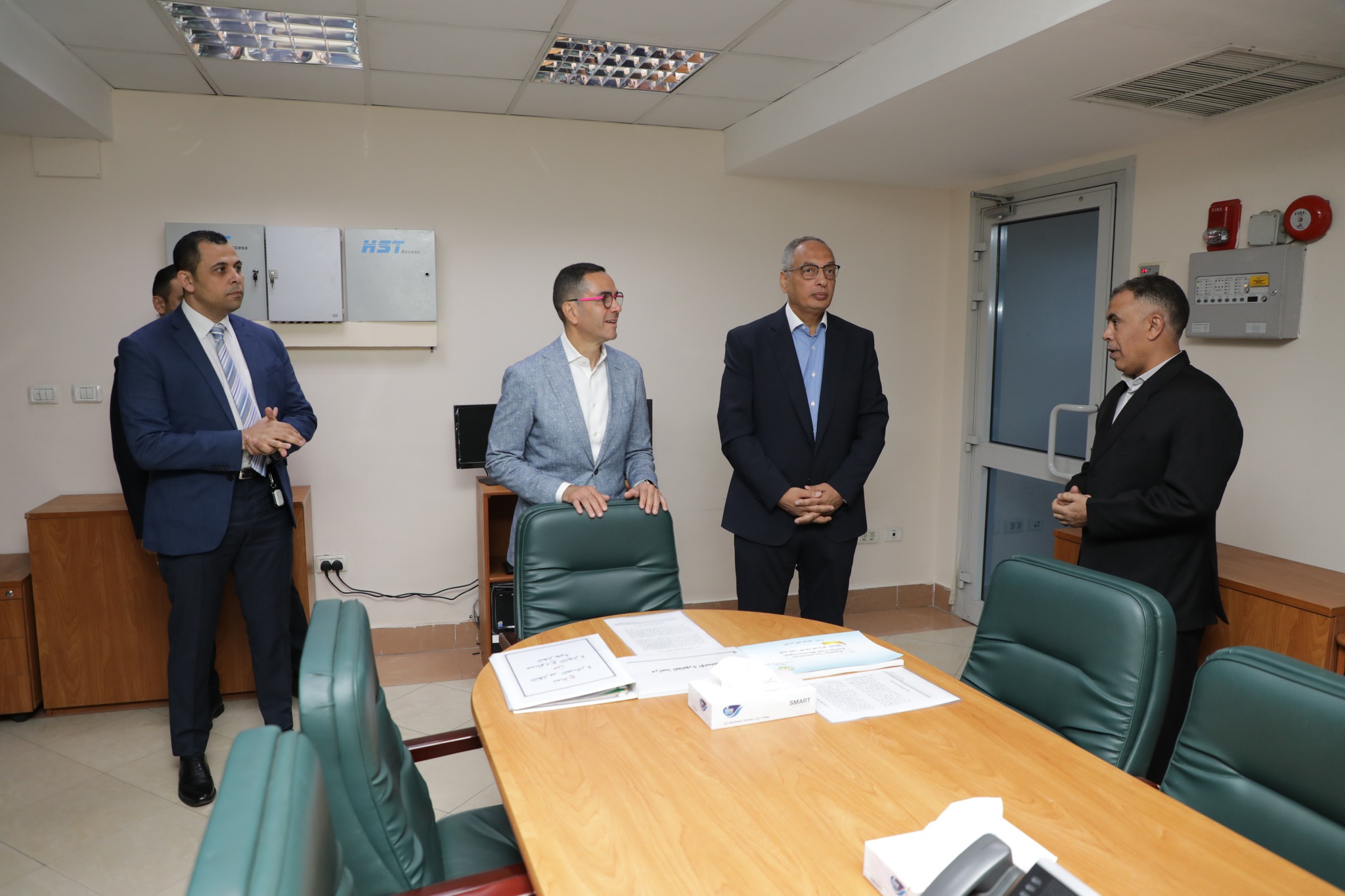 السيد المهندس حسن الخطيب وزير الاستثمار والتجارة الخارجية فى جولة للتعرف على اهم ما تقدمة الادارة المركزية لنظم المعلومات والتحول الرقمي بالمقر الرئيسى