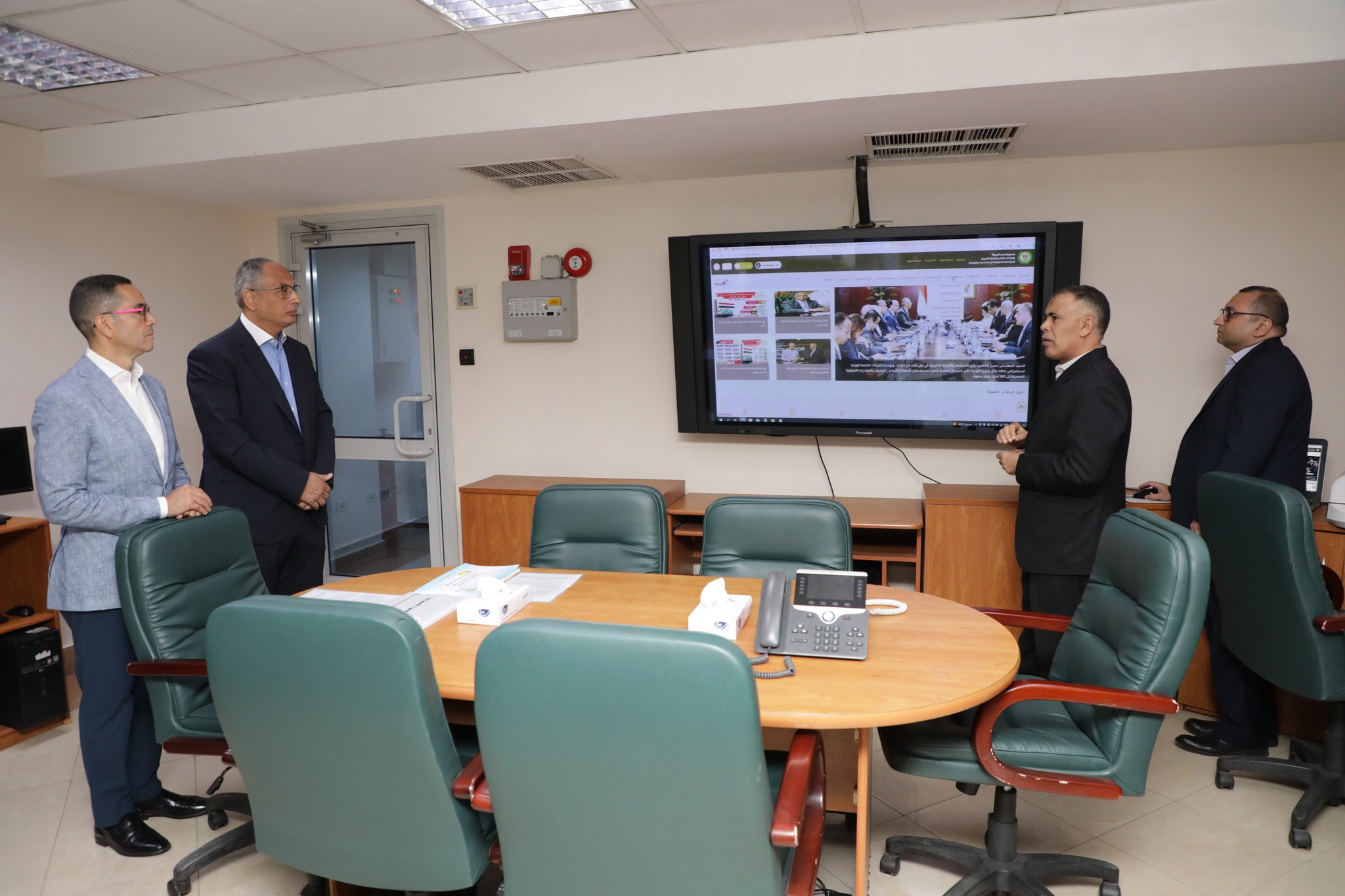 السيد المهندس حسن الخطيب وزير الاستثمار والتجارة الخارجية فى جولة للتعرف على اهم ما تقدمة الادارة المركزية لنظم المعلومات والتحول الرقمي بالمقر الرئيسى