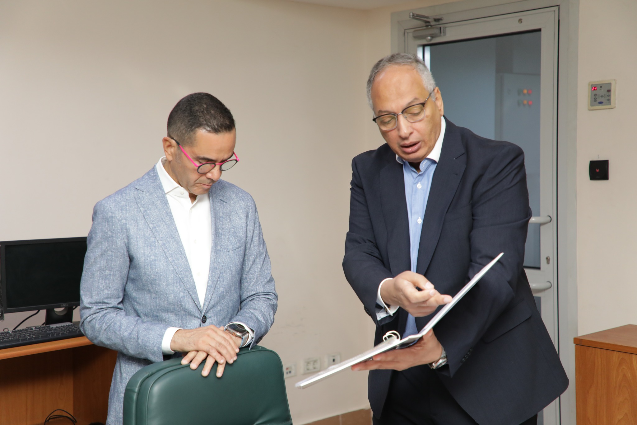 السيد المهندس حسن الخطيب وزير الاستثمار والتجارة الخارجية فى جولة للتعرف على اهم ما تقدمة الادارة المركزية لنظم المعلومات والتحول الرقمي بالمقر الرئيسى
