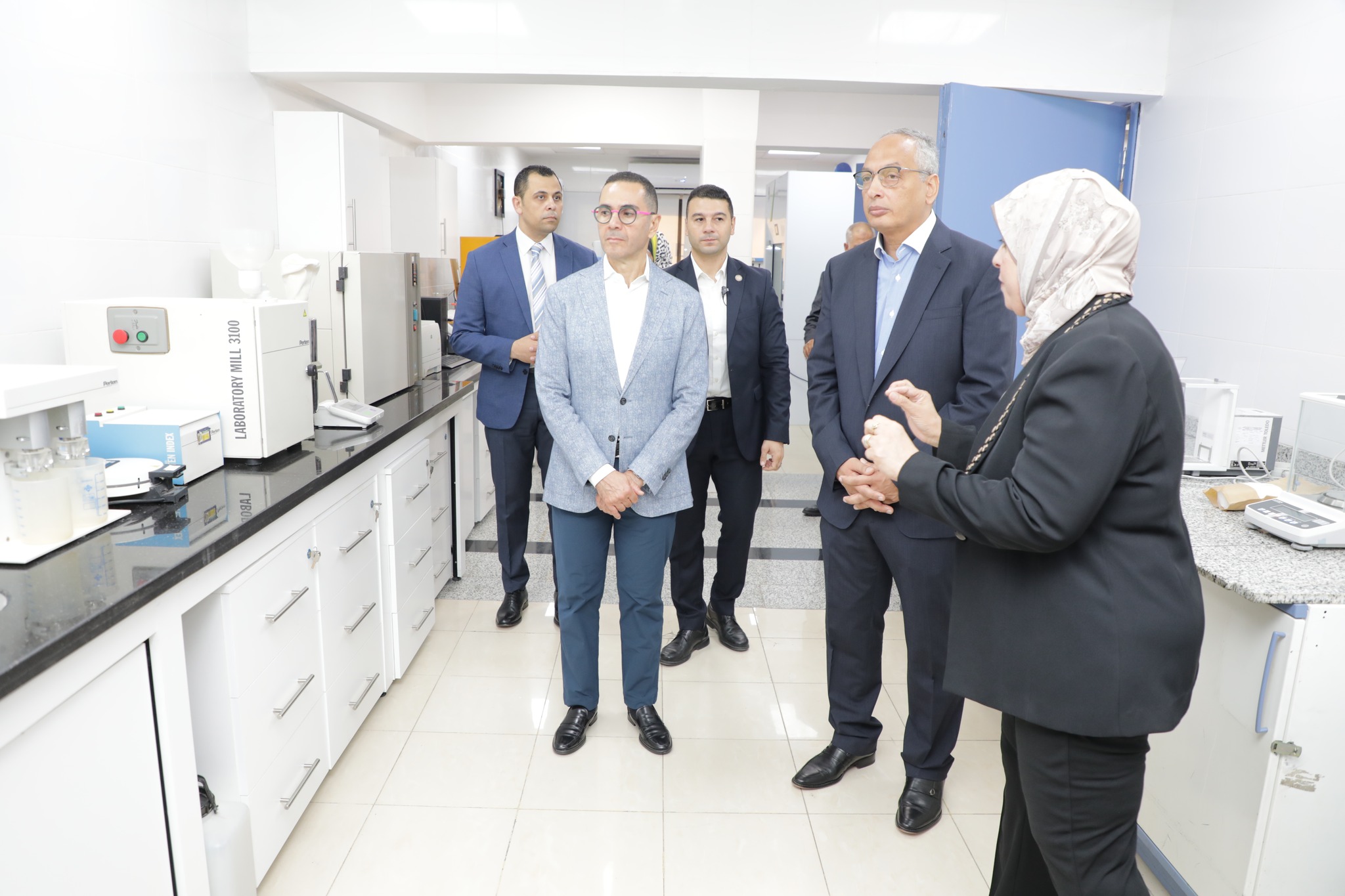 السيد المهندس حسن الخطيب وزير الاستثمار والتجارة الخارجية يتفقد معامل الهيئة الغذائية والكيميائية