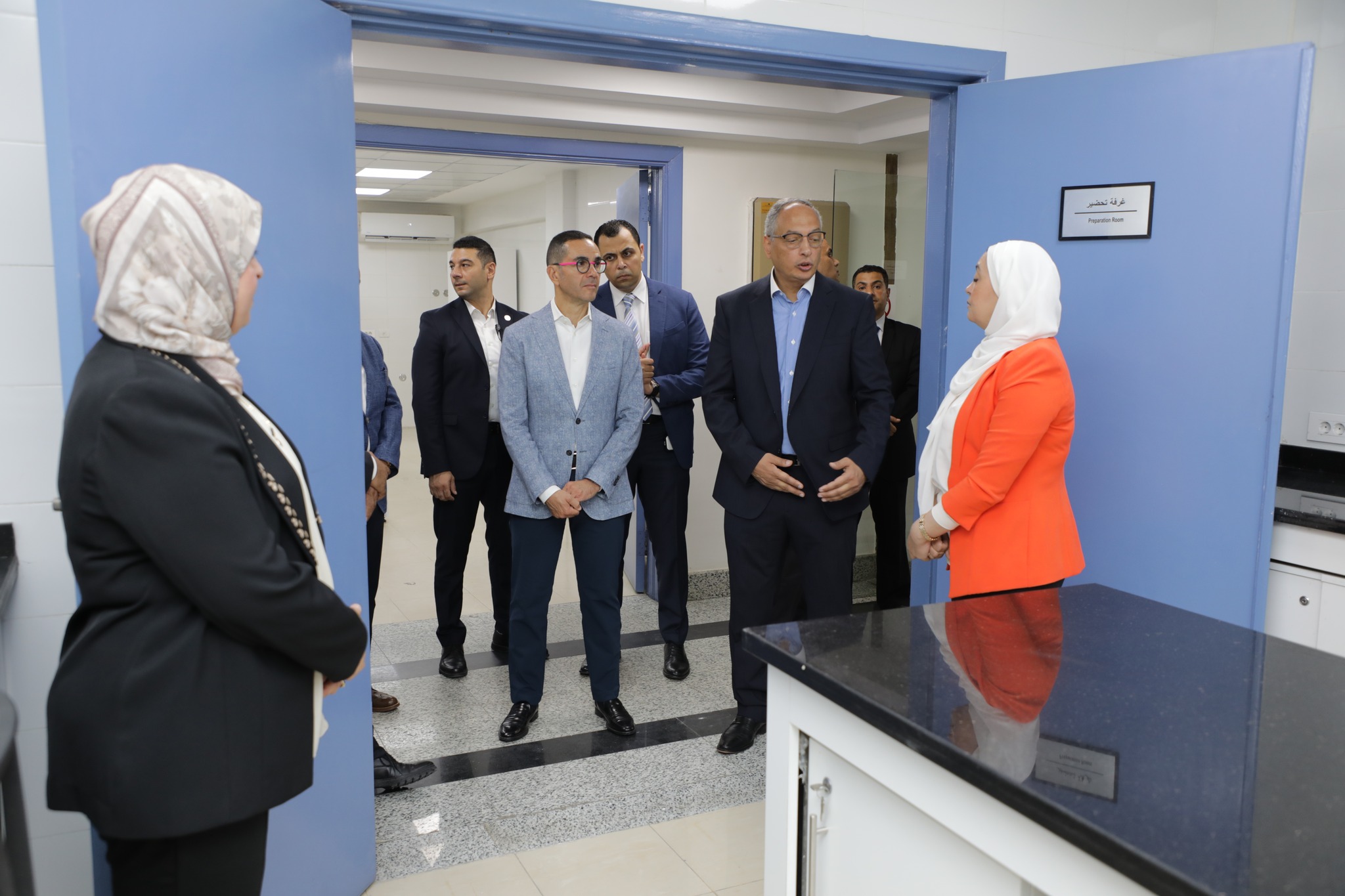 السيد المهندس حسن الخطيب وزير الاستثمار والتجارة الخارجية يتفقد معامل الهيئة الغذائية والكيميائية