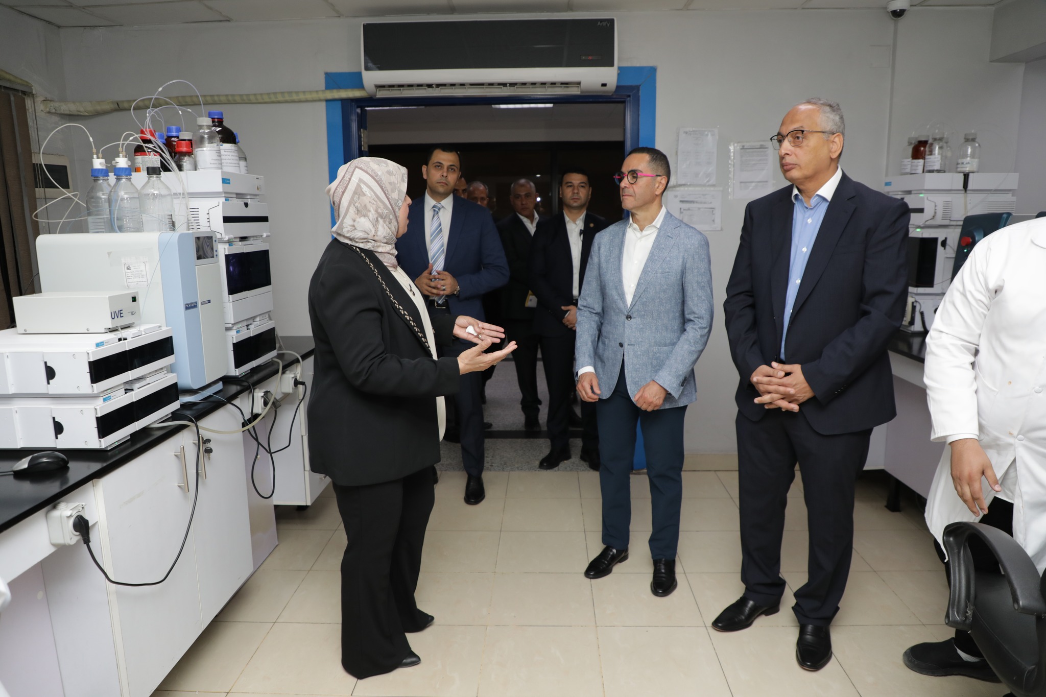 السيد المهندس حسن الخطيب وزير الاستثمار والتجارة الخارجية يتفقد معامل الهيئة الغذائية والكيميائية