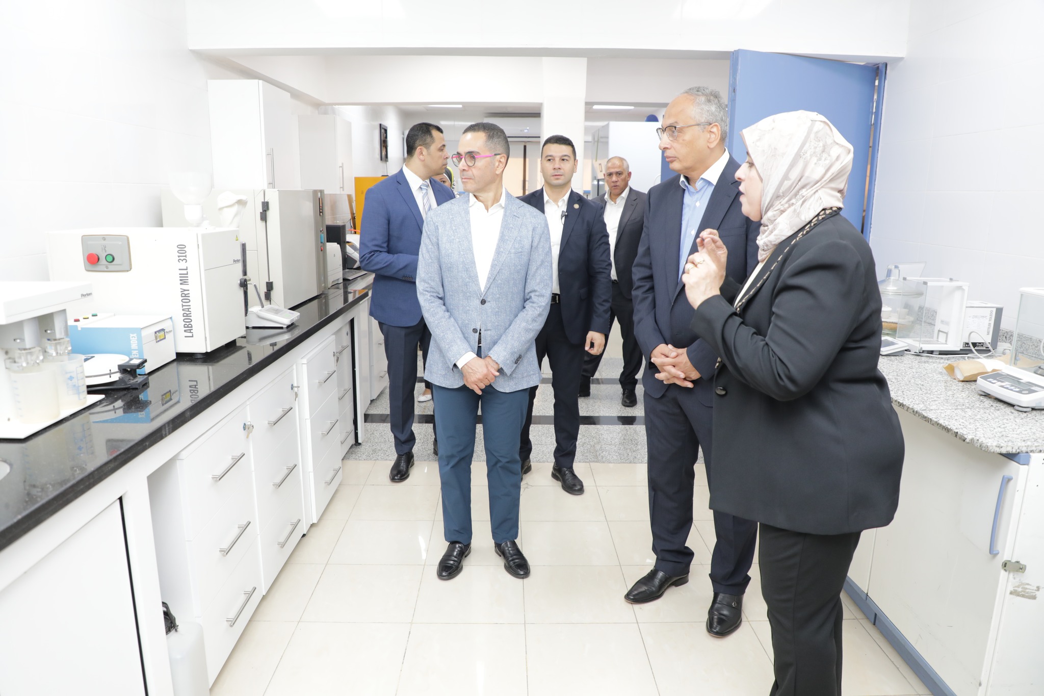 السيد المهندس حسن الخطيب وزير الاستثمار والتجارة الخارجية يتفقد معامل الهيئة الغذائية والكيميائية