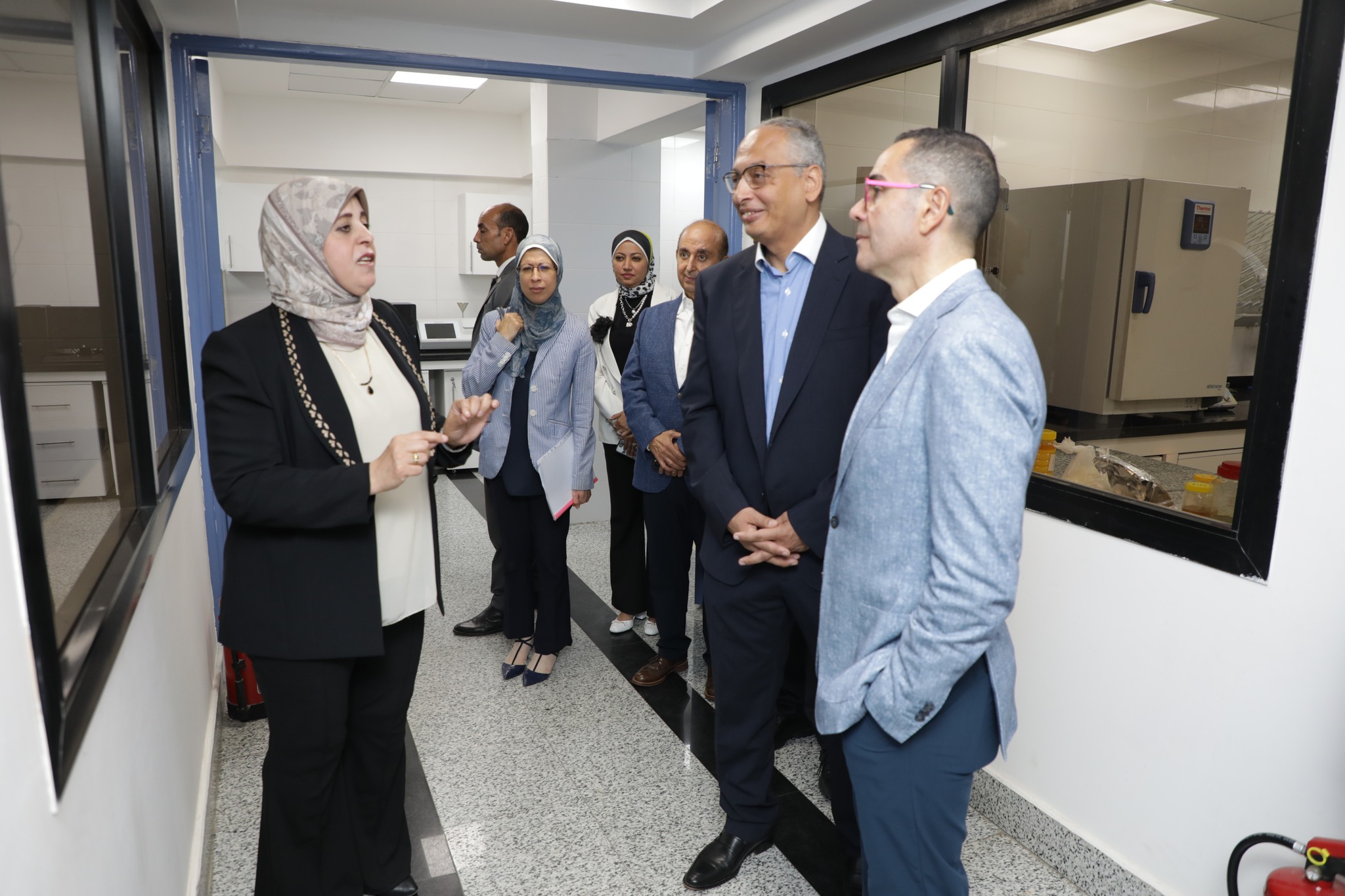 السيد المهندس حسن الخطيب وزير الاستثمار والتجارة الخارجية يتفقد معامل الهيئة الغذائية والكيميائية
