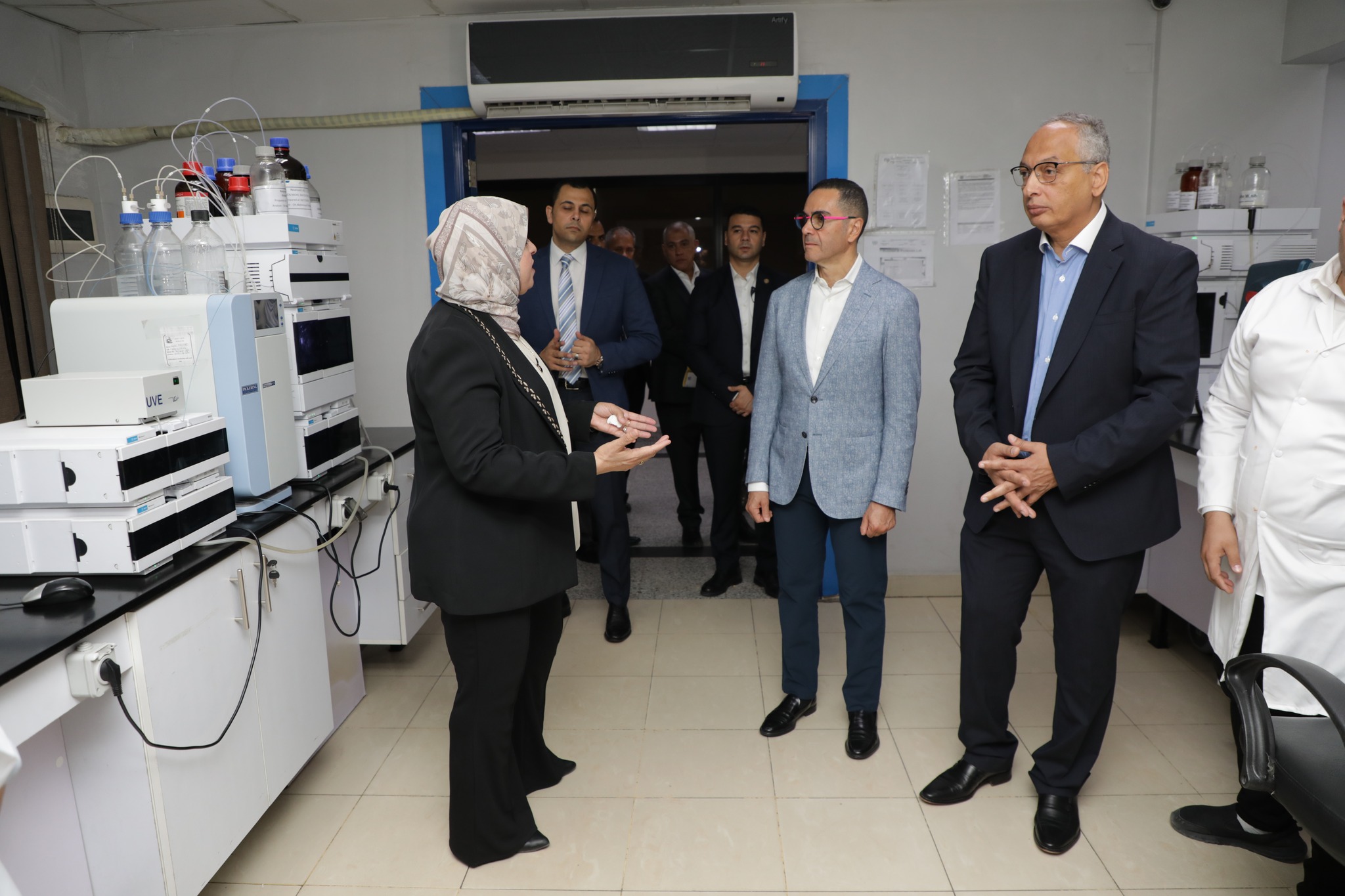 السيد المهندس حسن الخطيب وزير الاستثمار والتجارة الخارجية يتفقد معامل الهيئة الغذائية والكيميائية