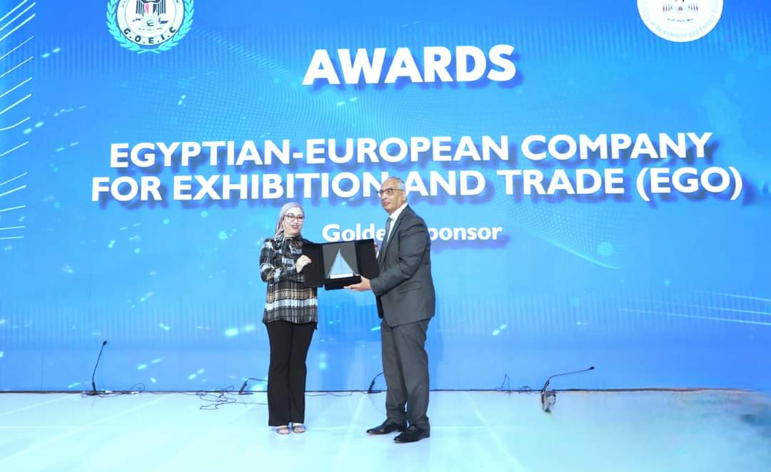 تكريم اكبر الشركات المصدرة  فى الملتقى الاول لتطوير مفاهيم للانطلاق بالتصدير لتطوير المفاهيم للانطلاق بالتصدير