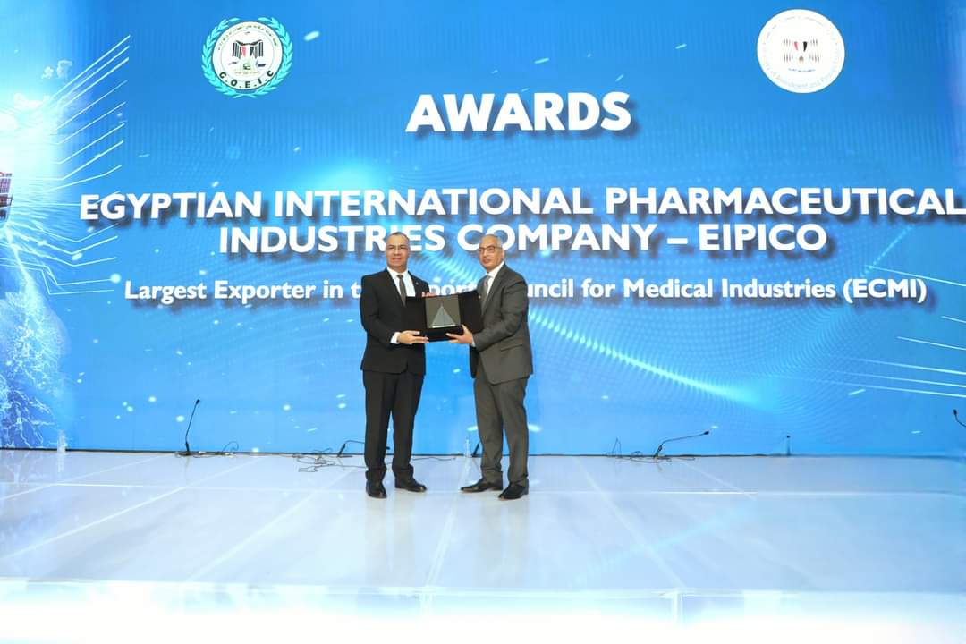 تكريم اكبر الشركات المصدرة  فى الملتقى الاول لتطوير مفاهيم للانطلاق بالتصدير لتطوير المفاهيم للانطلاق بالتصدير