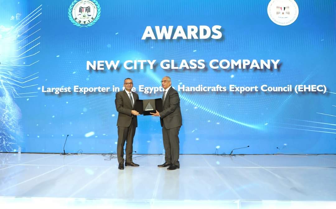 تكريم اكبر الشركات المصدرة  فى الملتقى الاول لتطوير مفاهيم للانطلاق بالتصدير لتطوير المفاهيم للانطلاق بالتصدير