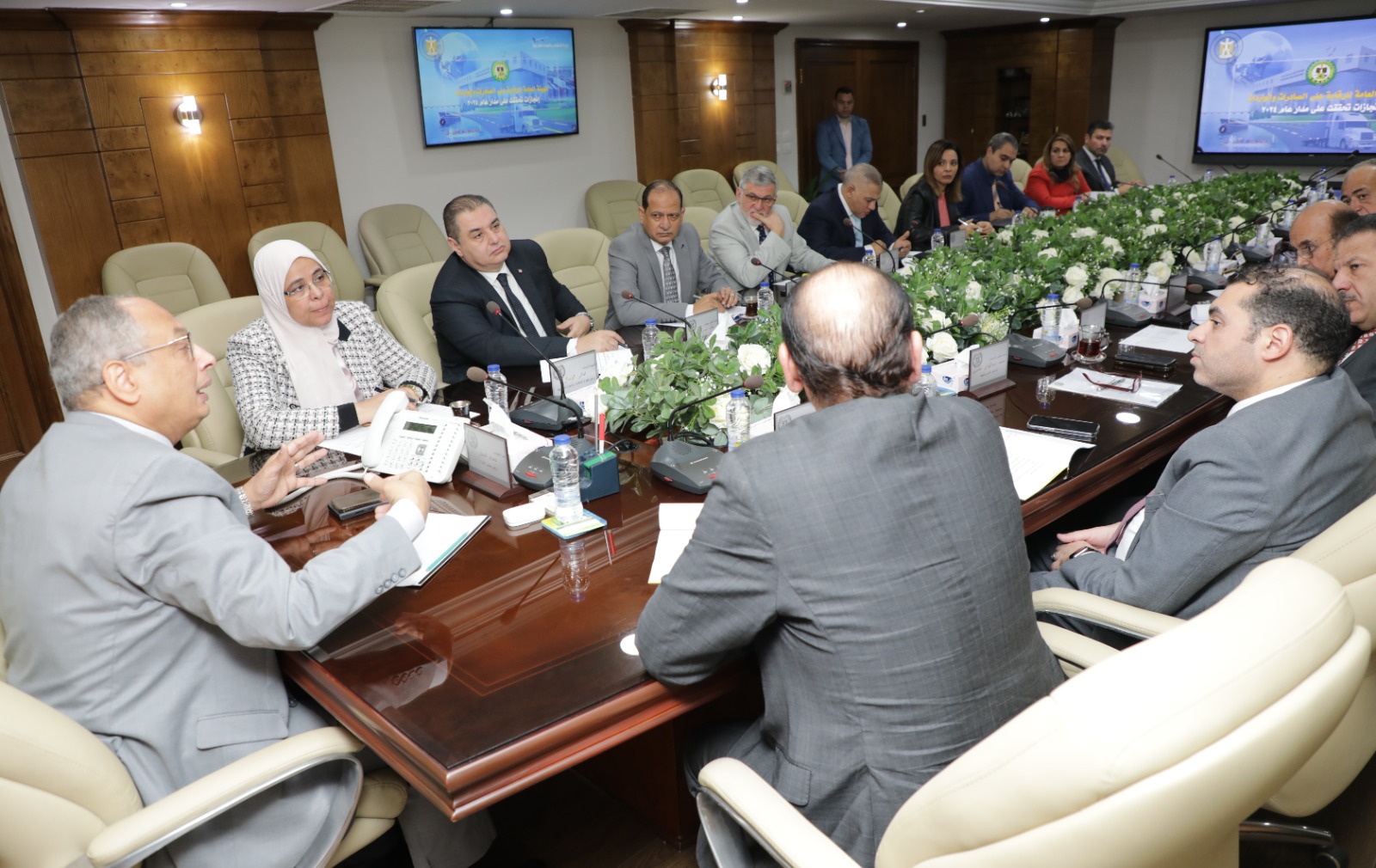 اجتماع رئيس الهيئة العامة للرقابة علي الصادرات والواردات مع اعضاء مجلس الادارة وممثلى المجالس التصديرية لعرض انجازات الهيئة لعام ٢٠٢٤