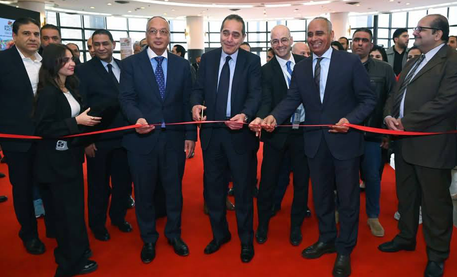 افتتح المهندس عصام النجار رئيس الهيئة العامة للرقابة على الصادرات والواردات، والوزير المفوض عصام النجار رئيس الهيئة العامة للمعارض والمؤتمرات، وخالد أبو المكارم رئيس المجلس التصديري للصناعات الكيماوية والأسمدة فعاليات الدورة الثانية لمعرض “أفروبلاست” المع