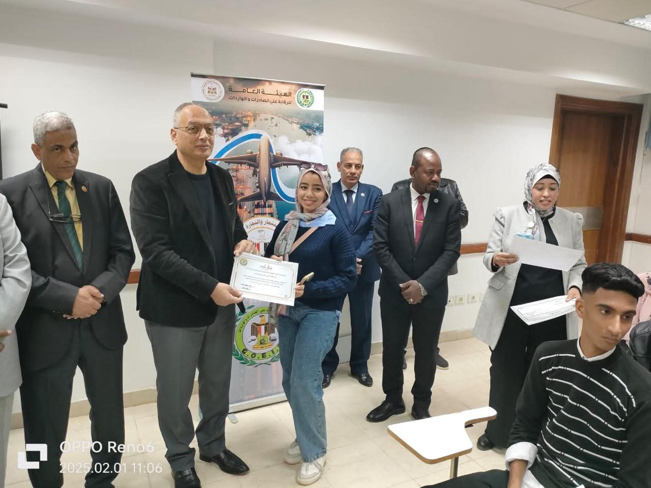 زيارة م. عصام النجار لفرع الهيئة باسوان يوم الجمعة الموافق ٣١ يناير تنفيذا لقرار مجلس الوزارء بالعمل فى الاجازات والعطلات الرسمية  لتقليل زمن الافراج الجمركى
