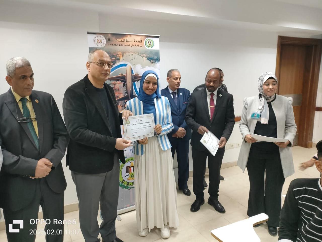 زيارة م. عصام النجار لفرع الهيئة باسوان يوم الجمعة الموافق ٣١ يناير تنفيذا لقرار مجلس الوزارء بالعمل فى الاجازات والعطلات الرسمية  لتقليل زمن الافراج الجمركى