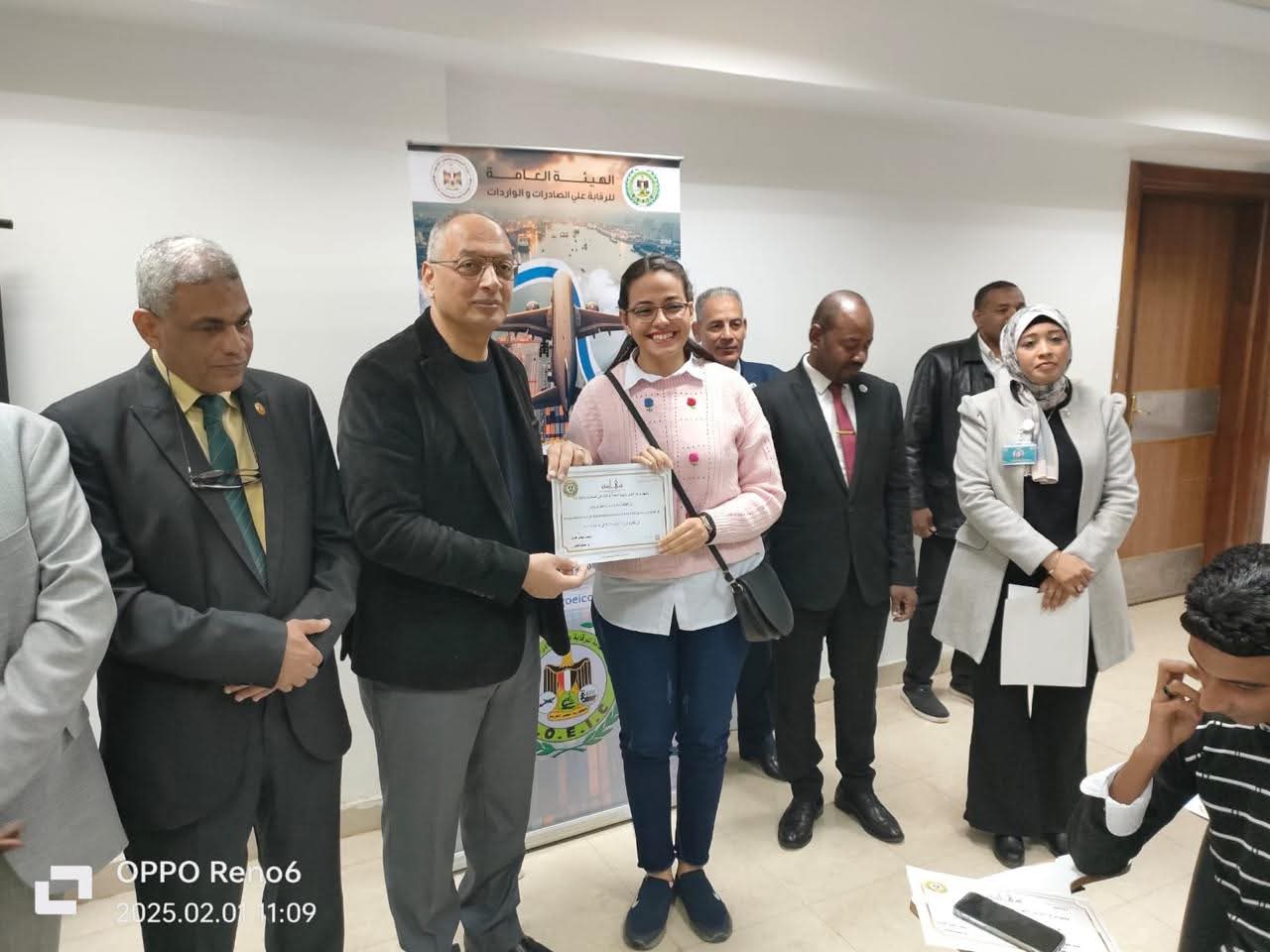زيارة م. عصام النجار لفرع الهيئة باسوان يوم الجمعة الموافق ٣١ يناير تنفيذا لقرار مجلس الوزارء بالعمل فى الاجازات والعطلات الرسمية  لتقليل زمن الافراج الجمركى
