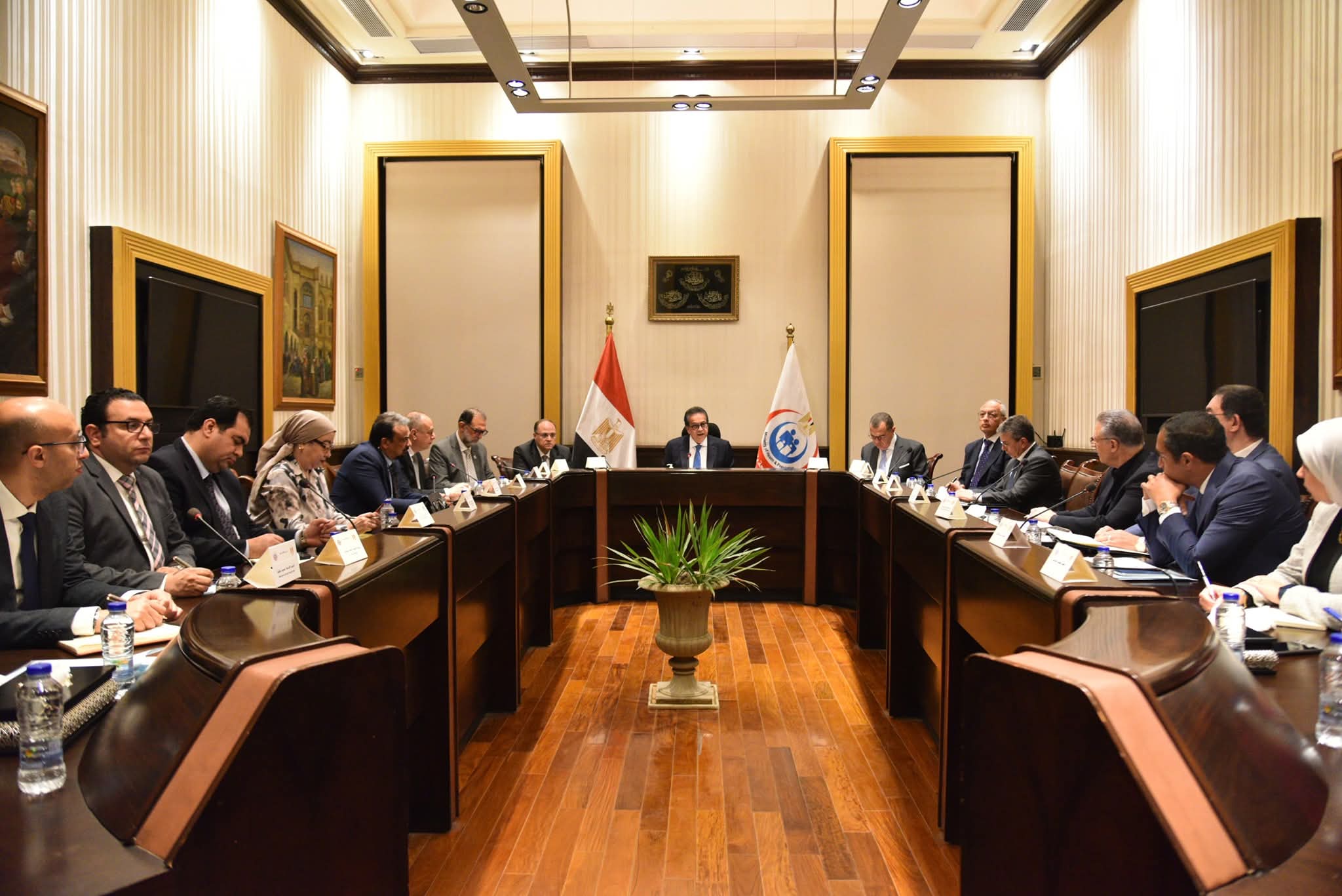 Le Vice-Premier Ministre et Ministre de la Santé préside une réunion pour discuter et étudier les opportunités de promouvoir les investissements mondiaux sur le marché égyptien en présence du Chef de la (GOEIC)  et des chefs des  entités concernées .