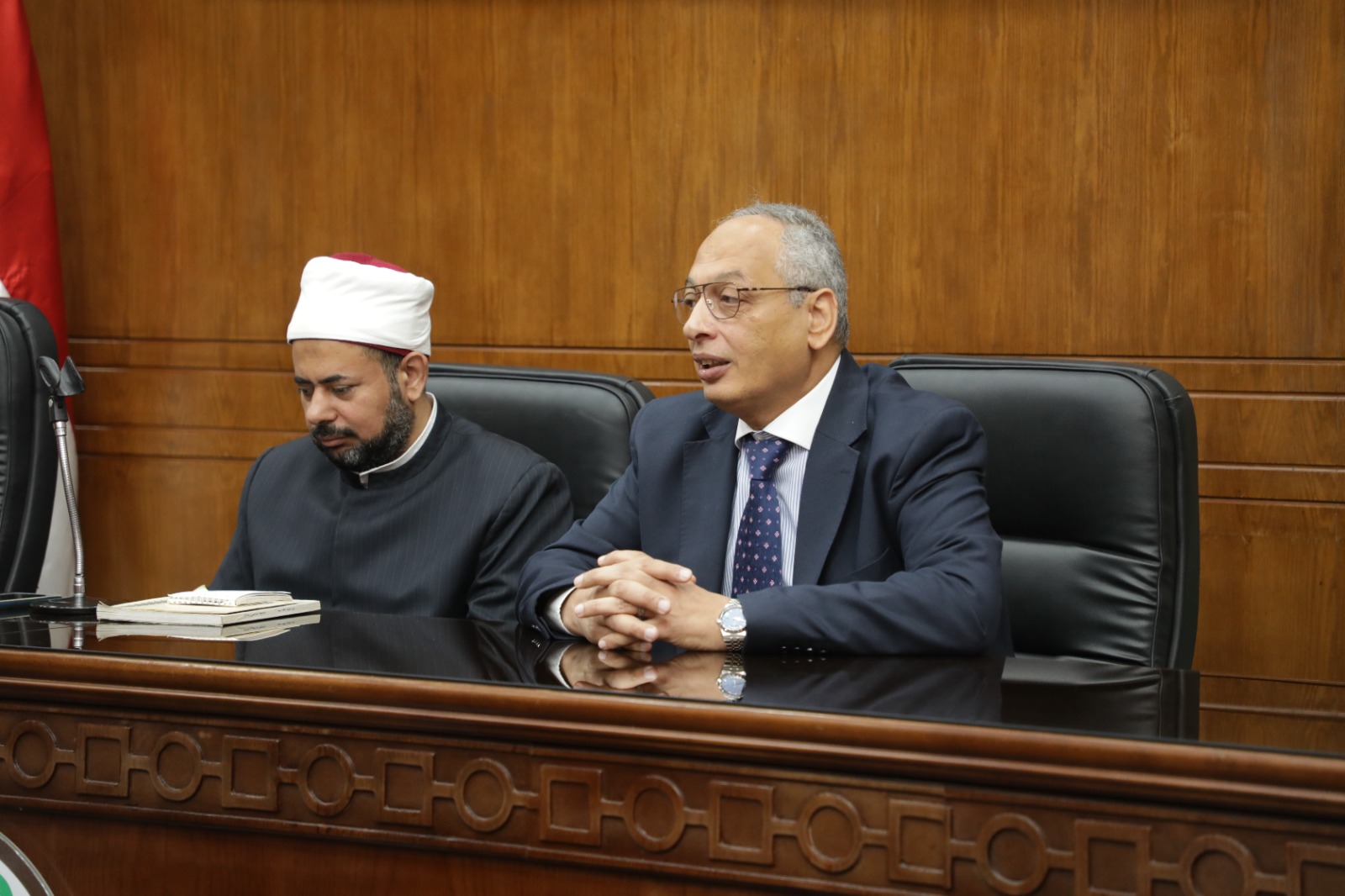عقد ندوة فقهية وتثقيفية لشرح مناسك الحج وتوعية الحجاج بأحكام المناسك وقد قدم الندوة د. على الله الجمال امام وخطيب مسجد السيدة نفيسة