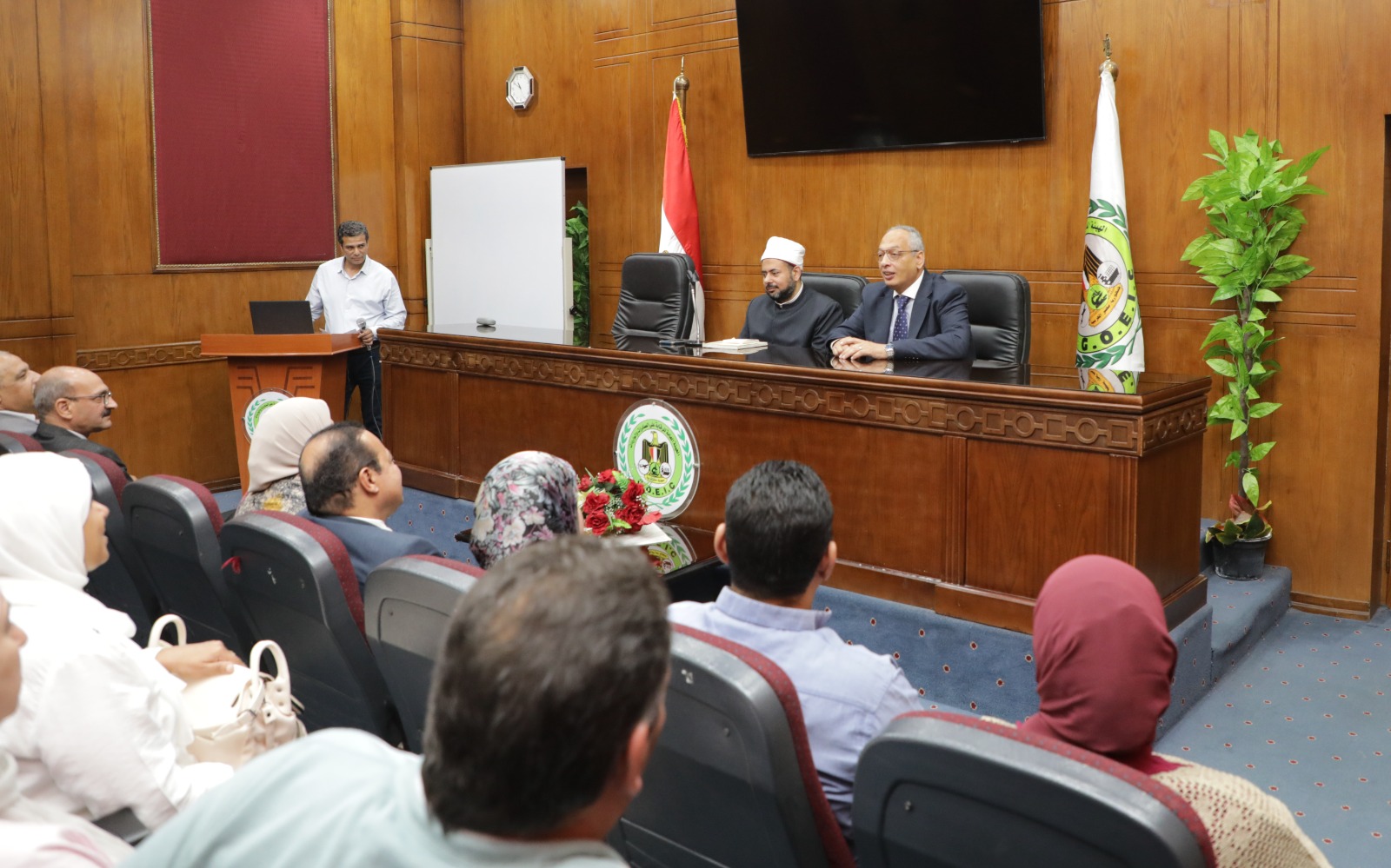 عقد ندوة فقهية وتثقيفية لشرح مناسك الحج وتوعية الحجاج بأحكام المناسك وقد قدم الندوة د. على الله الجمال امام وخطيب مسجد السيدة نفيسة