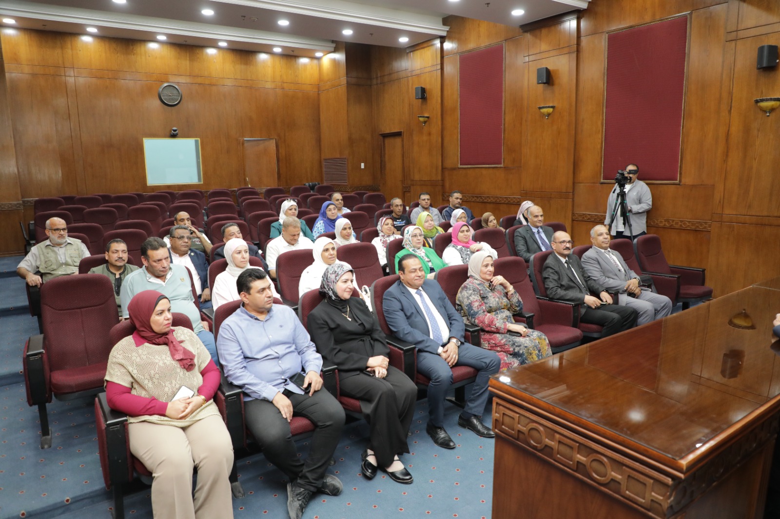 عقد ندوة فقهية وتثقيفية لشرح مناسك الحج وتوعية الحجاج بأحكام المناسك وقد قدم الندوة د. على الله الجمال امام وخطيب مسجد السيدة نفيسة