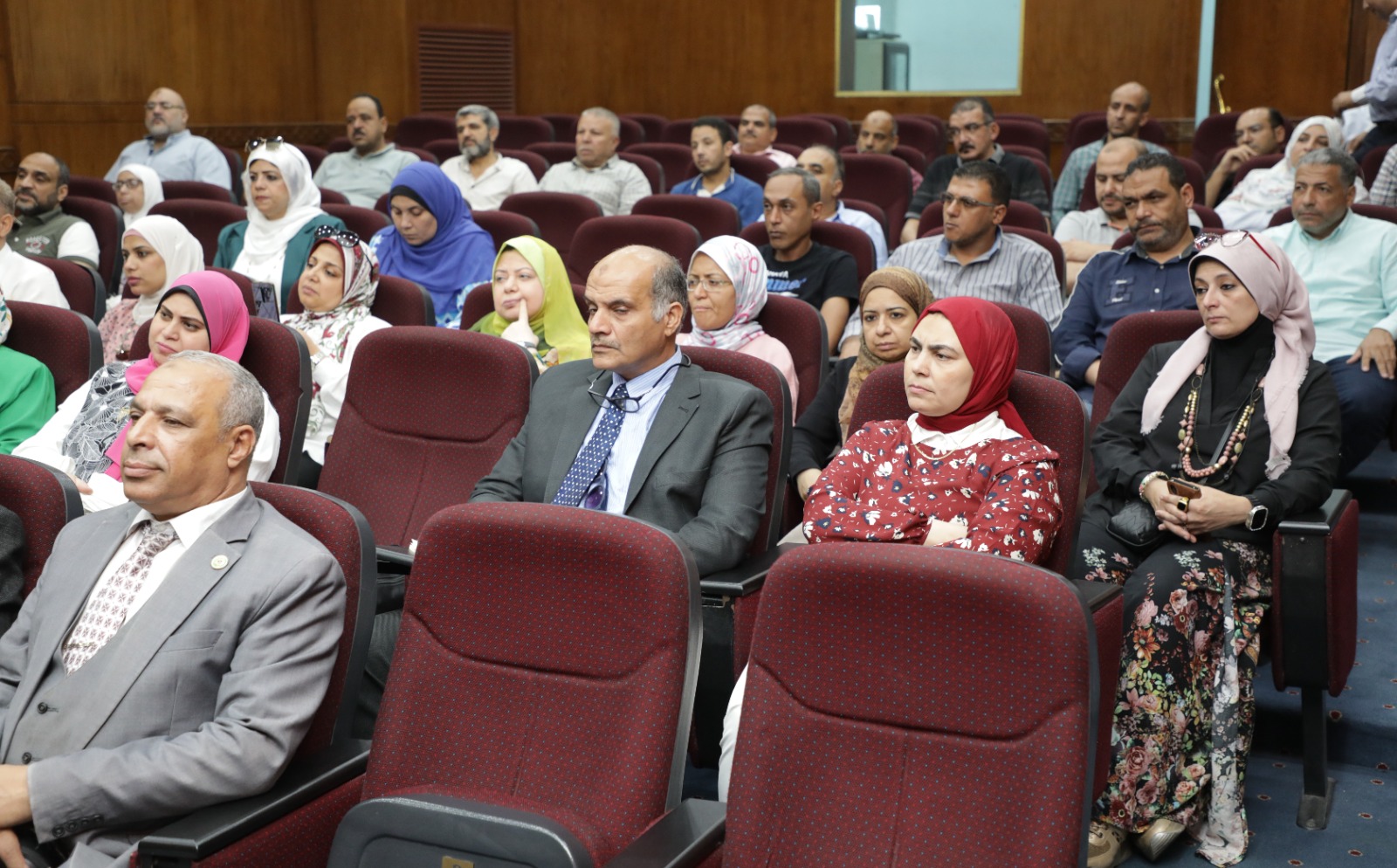 عقد ندوة فقهية وتثقيفية لشرح مناسك الحج وتوعية الحجاج بأحكام المناسك وقد قدم الندوة د. على الله الجمال امام وخطيب مسجد السيدة نفيسة