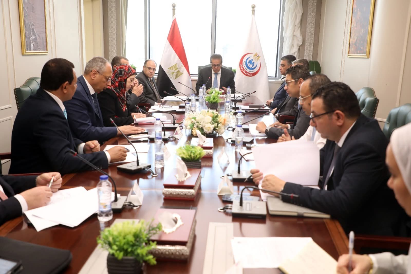 نائب رئيس مجلس الوزراء وزير الصحة يعقد اجتماعًا لمناقشة الموارد المالية لصندوق مواجهة الطوارئ الطبية والأمراض الوراثية والنادرة بمشاركة  رئيس الهيئة العامة للرقابة على الصادرات والواردات م. عصام النجار ومسئولى الجهات المعنية .