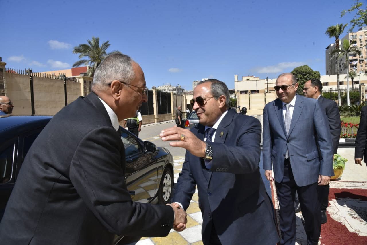 L’ingénieur.Essam El-Naggar/ lors dune visite pour le port du Port- Said et tient une réunion élargie avec le Général.Moheb Habshi/ Gouverneur de Port-Saïd, et un certain nombre de dirigeants au port et rencontre ainsi, des membres de l'Association des investisseurs et des employés de la branche de la (GOEIC) en bute d'augmenter les exportations égyptiennes et de limiter le délai de dédouanement.