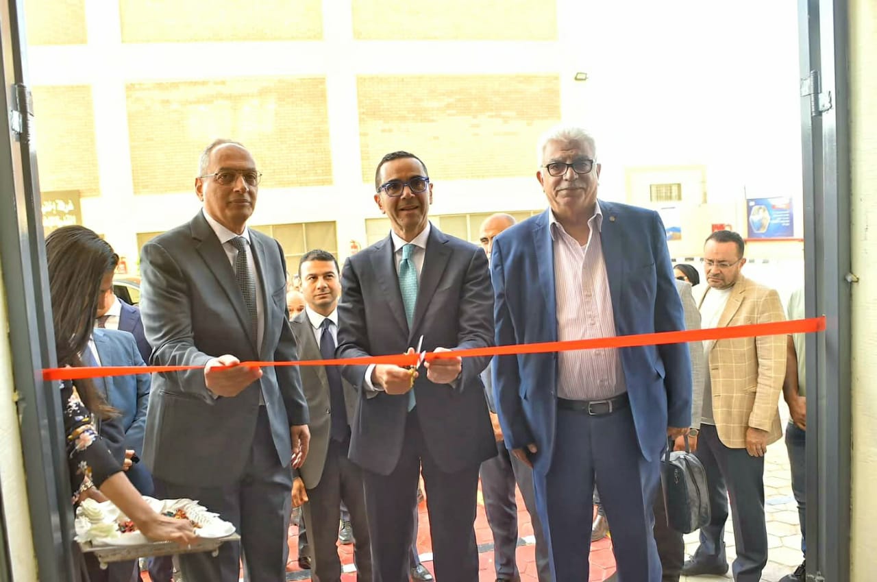 وزير الاستثمار والتجارة الخارجية  يفتتح مركز اختبارات القدرة  الاطفائية واجهزة الاطفاء بفرع الهيئة العامة للرقابة على الصادرات والواردات  بمدينة  بدر ,وذلك في إطار جهود الدولة لتوطين الصناعة وزيادة الصادرات...