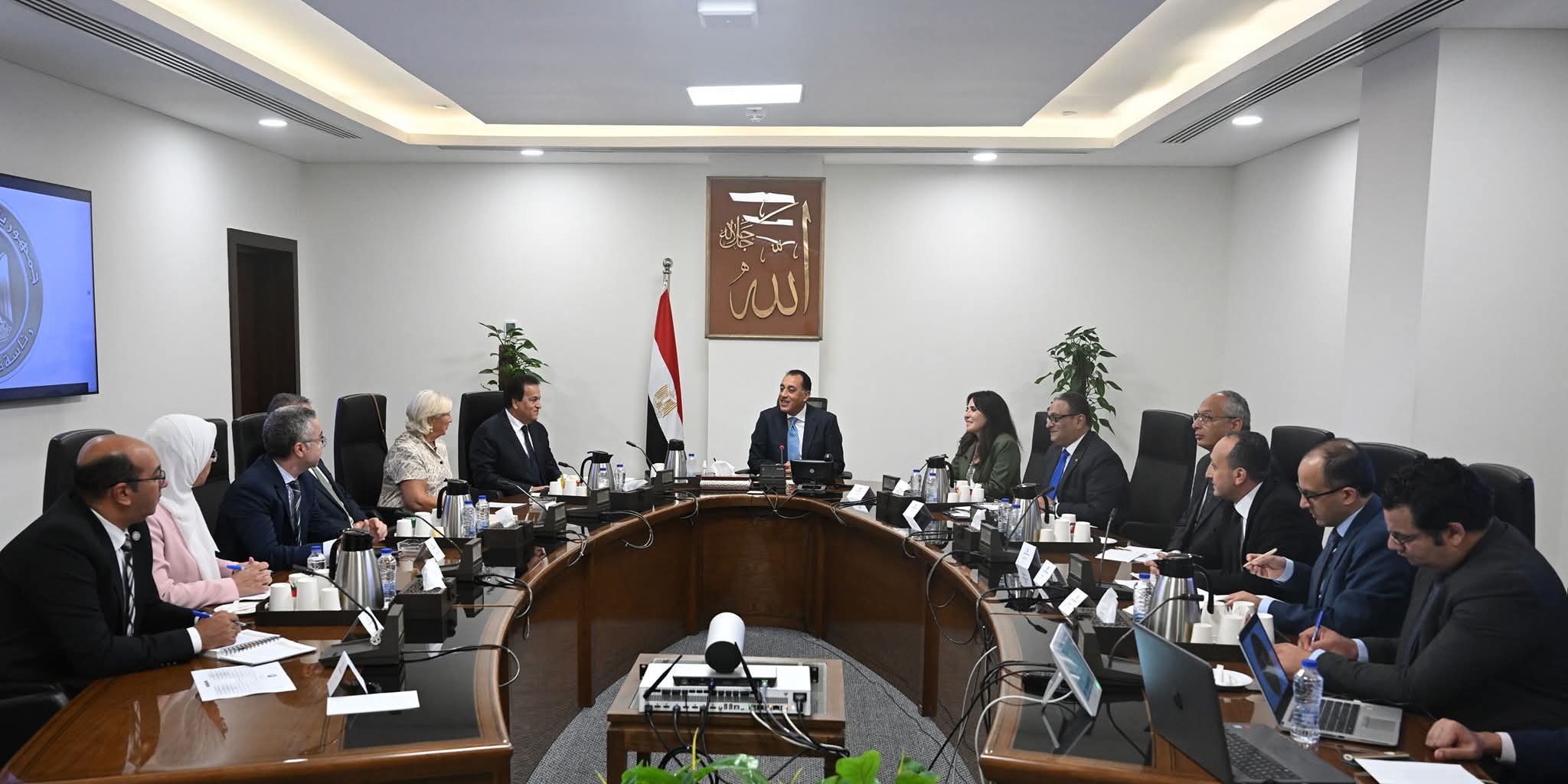رئيس الوزراء د. مصطفى مدبولى يجتمع مع وكلاء الماركات العالمية لتشجيعهم على الاستثمار في مصر.