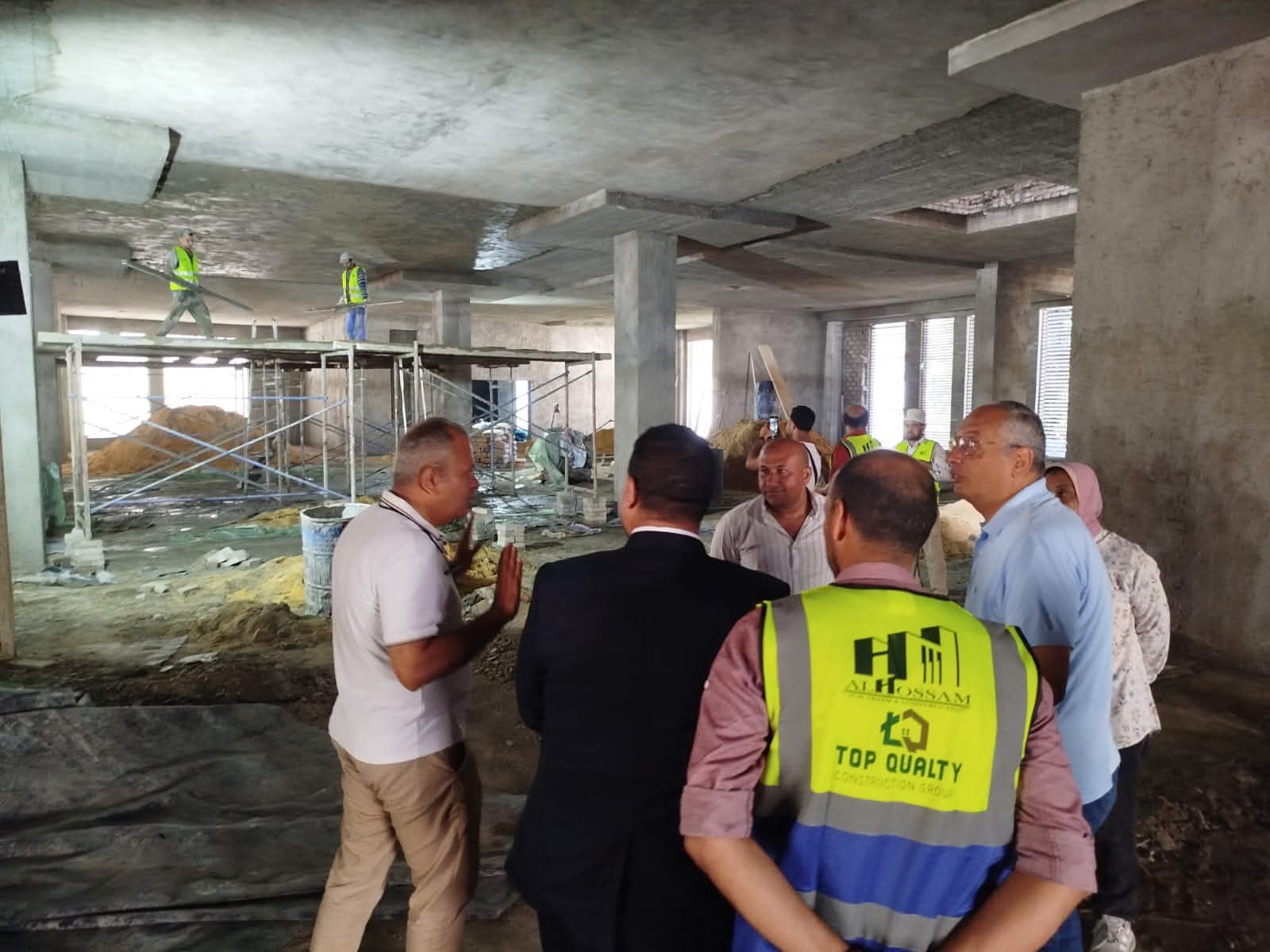 l ingégnieur \ Essam El-Naggar inspecte les travaux du développement des infrastructures dans les deux branches de la (GOEIC) à Alexandrie et à Dekheila.