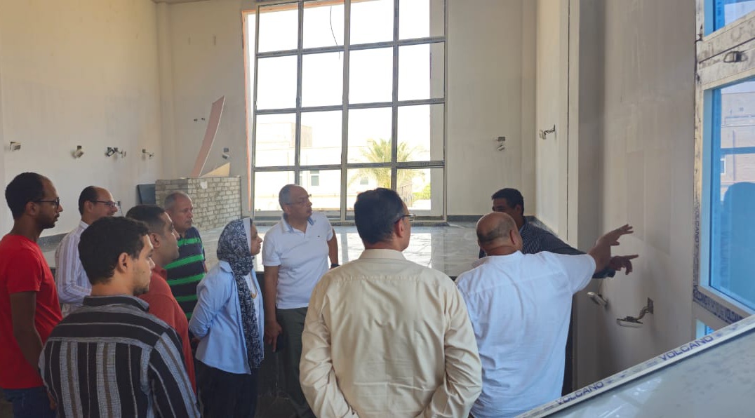 l ’ingégnieur \ Essam El-Naggar inspecte l’état d’avancement du travail à la succursale de la (GOEIC) au port de Sokhna aujourd’hui, samedi 26 juin, en application de la décision du Premier Ministre prévoyant  le travail pendant les jours fériés officiels pour limiter le délai de dédouanement, en coopération avec toutes les parties concernées. Ainsi,il poursuit les travaux de développement et de modernisation a la succursale.