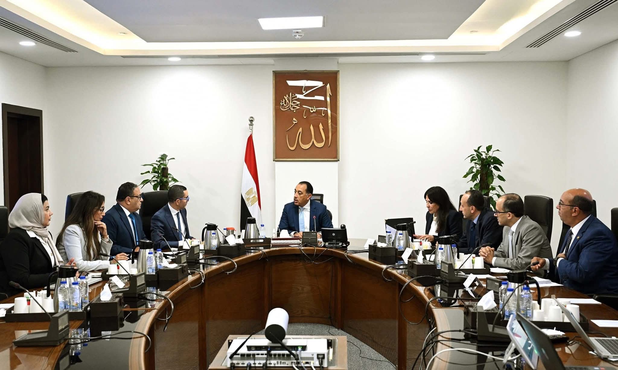 رئيس الوزراء يتابع مع وزير الاستثمار جهود تطوير منظومة الإفراج الجمركي .