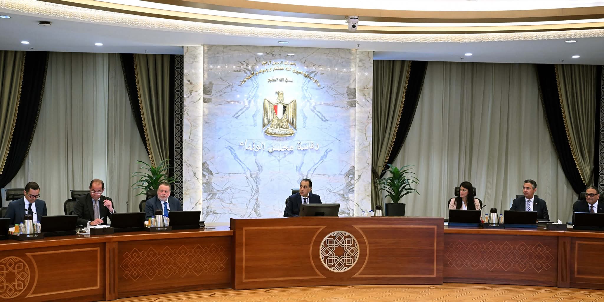 رئيس الوزراء يترأس اجتماع المجموعة الوزارية الاقتصادية .