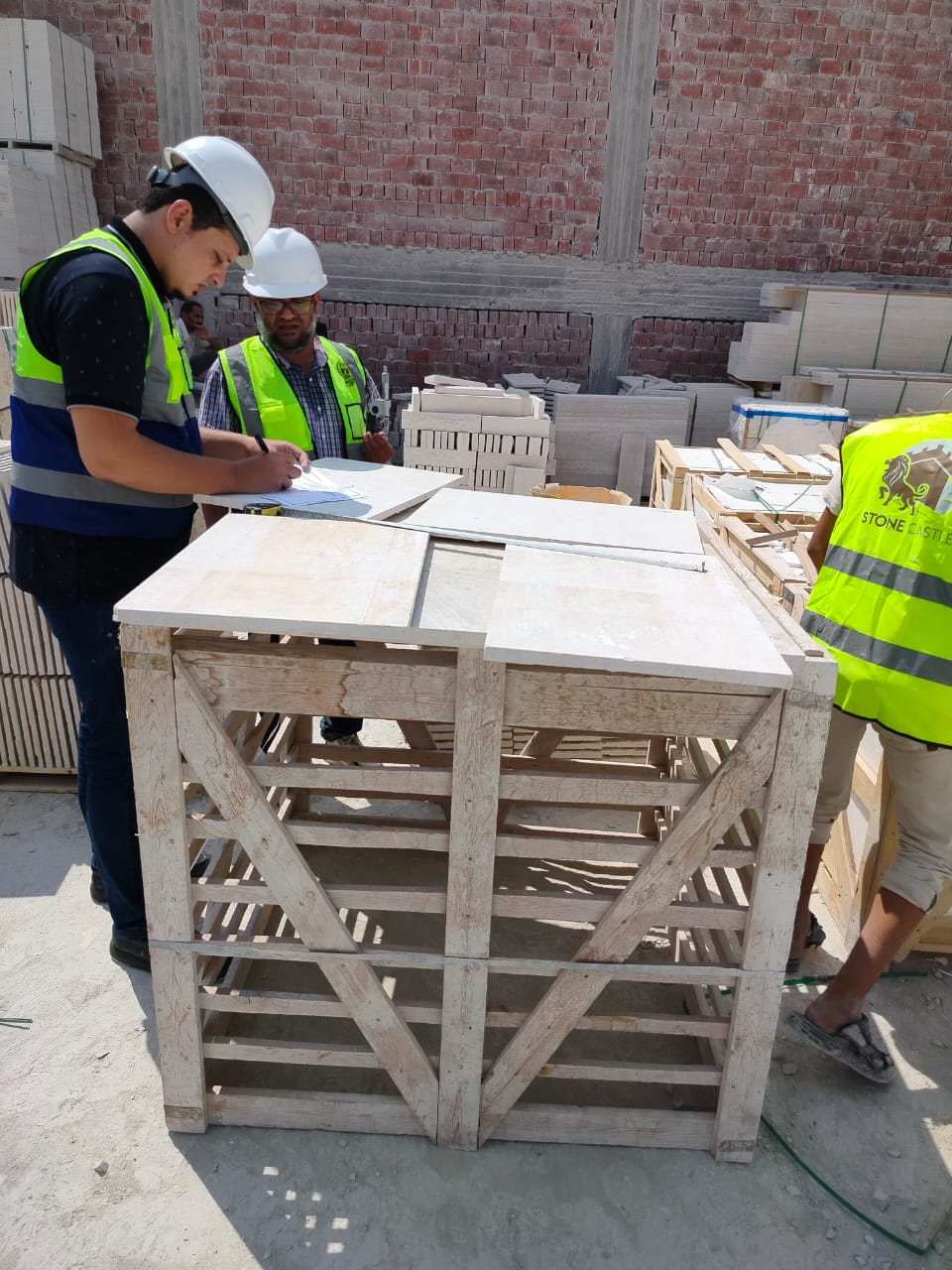 وحدة فحص المنتجات ١٧٠٢٠  تنفذ ثانى تصدير للبرازيل (اخشاب) طبقا للمتتطلبات التعاقدية