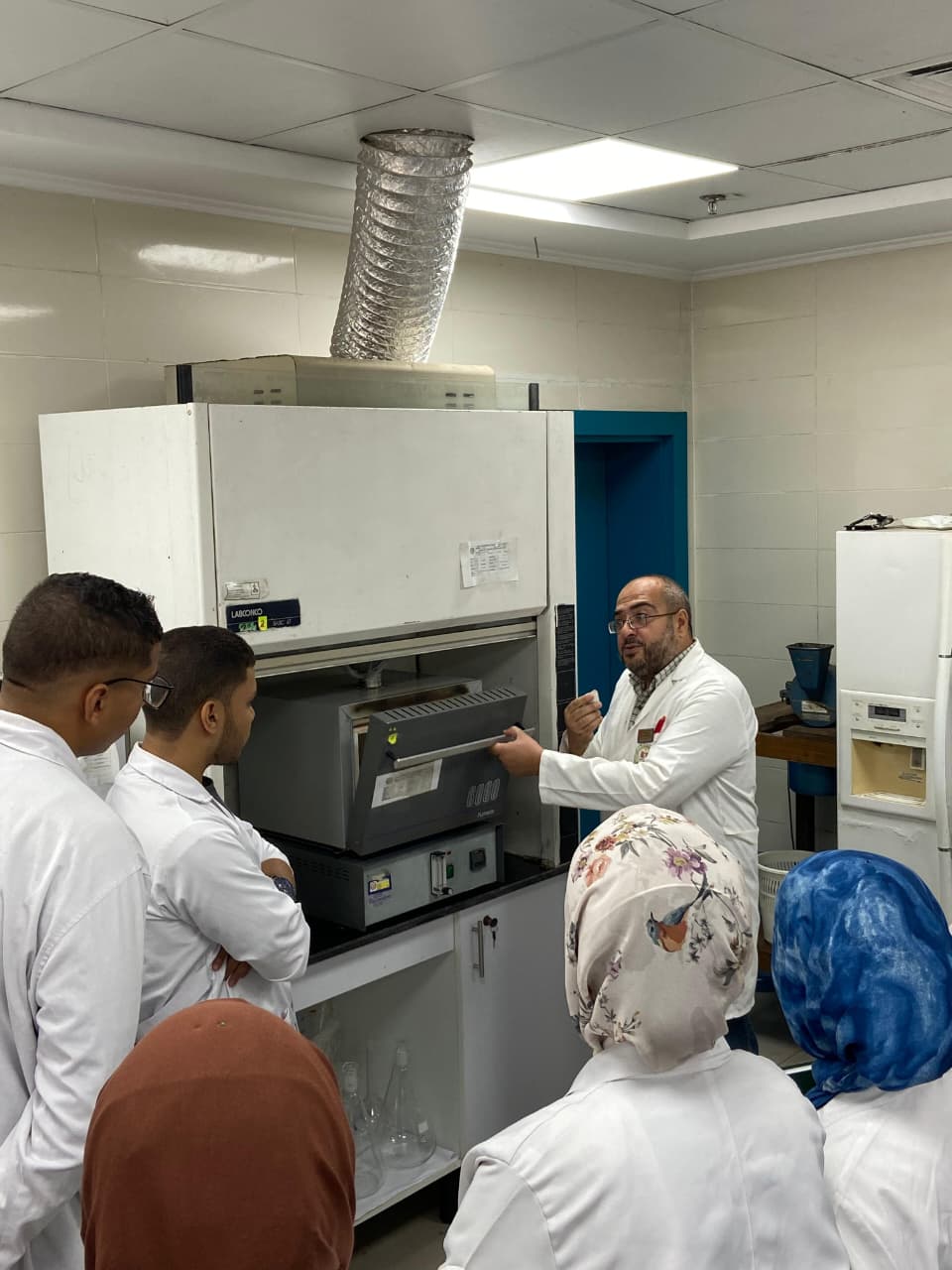 تدريب طلاب كلية الزراعة جامعة عين شمس بمعامل الهيئة بفرع ميناء الدخيلة