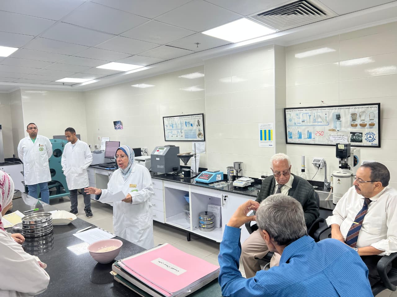 تدريب طلاب كلية الزراعة جامعة عين شمس بمعامل الهيئة بفرع ميناء الدخيلة