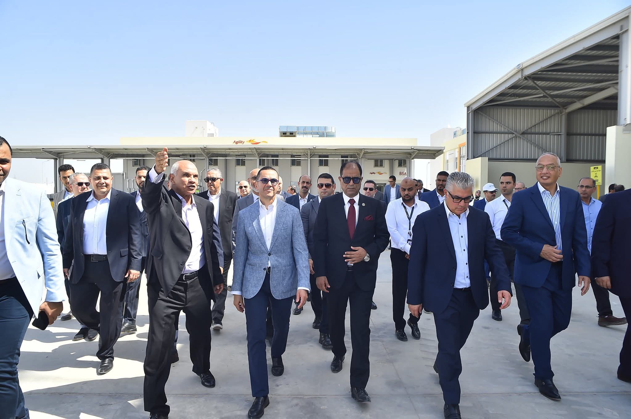 Le Ministre de l'Investissement et du Commerce Extérieur.L'ingégnieur/Hassan El-Khatib, inspecte le Centre logistique douanier pour la Zone économique du Canal de Suez.