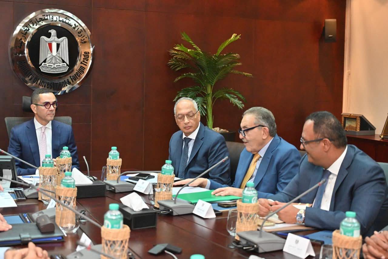 وزير الاستثمار والتجارة الخارجية يعقد لقاءا موسعا مع رئيس الاتحاد العام للغرف التجارية ورؤساء عدد من الجهات المعنية لاستعراض جهود الدولة لتطوير منظومة الإفراج الجمركي وتسهيل حركة الصادرات والواردات.
