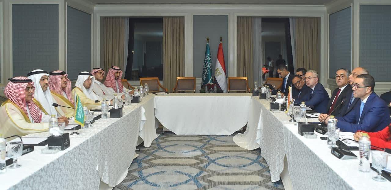 وزير الاستثمار والتجارة الخارجية يبحث مع مسئولين سعوديين سبل تعزيز التعاون الاستثماري والتجارى بين البلدين .