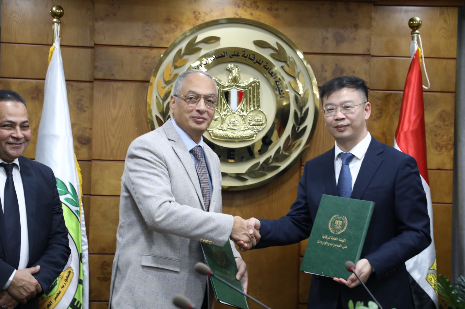 L'ingénieur / Essam El-Naggar signe un protocole de coopération entre la (GOEIC) et la société chinoise (CVC) dans les domaines de l'inspection et de l'analyse pour les biens industriels .