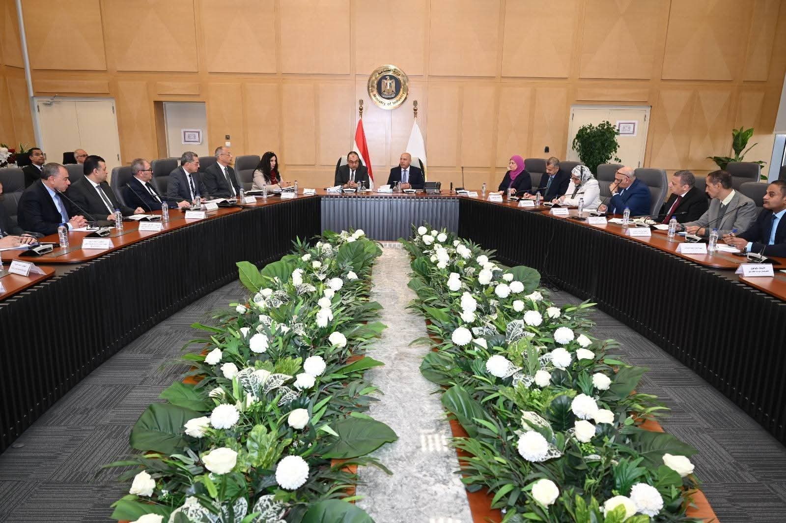 نائب رئيس مجلس الوزراء للتنمية الصناعية وزير الصناعة والنقل يبحث مع وزير قطاع الأعمال ومصنعي الغزل والنسيج والملابس الجاهزة سبل تعميق التصنيع المحلي وتقليل فاتورة الواردات .