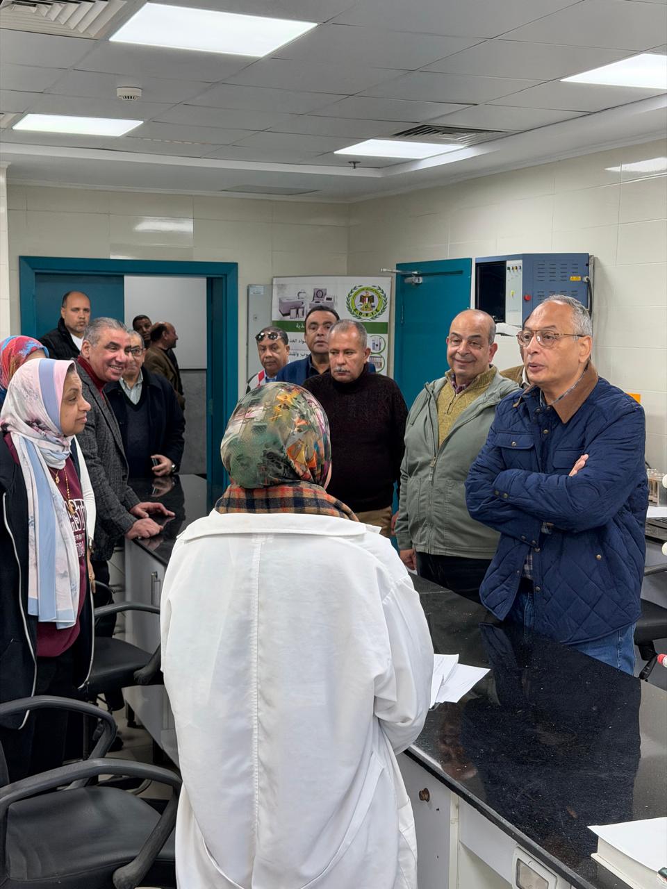 رئيس هيئة الرقابة على الصادرات والواردات يتفقد معامل ميناء الدخيلة ويشيد بجهود الفاحصين في تسريع الإفراج الجمركي.