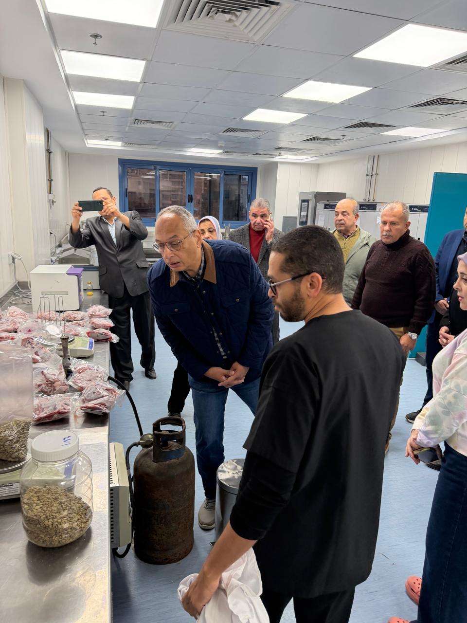 رئيس هيئة الرقابة على الصادرات والواردات يتفقد معامل ميناء الدخيلة ويشيد بجهود الفاحصين في تسريع الإفراج الجمركي.