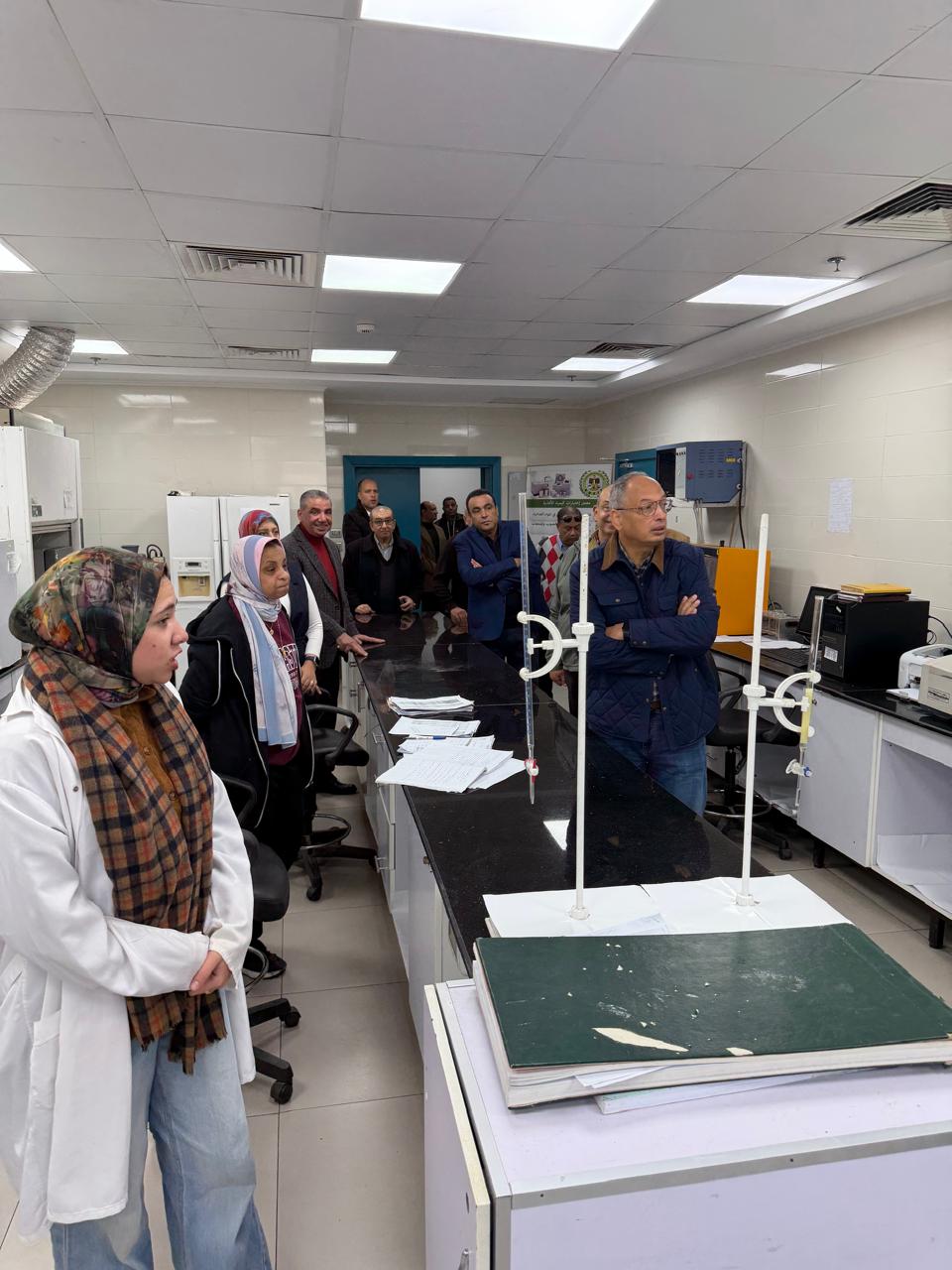 رئيس هيئة الرقابة على الصادرات والواردات يتفقد معامل ميناء الدخيلة ويشيد بجهود الفاحصين في تسريع الإفراج الجمركي.