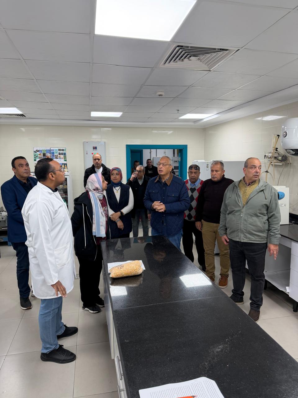 رئيس هيئة الرقابة على الصادرات والواردات يتفقد معامل ميناء الدخيلة ويشيد بجهود الفاحصين في تسريع الإفراج الجمركي.