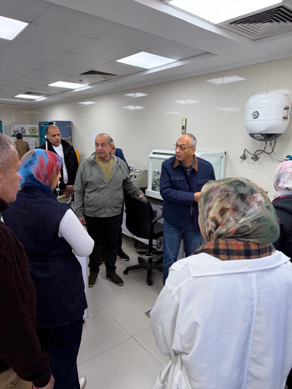 رئيس هيئة الرقابة على الصادرات والواردات يتفقد معامل ميناء الدخيلة ويشيد بجهود الفاحصين في تسريع الإفراج الجمركي.