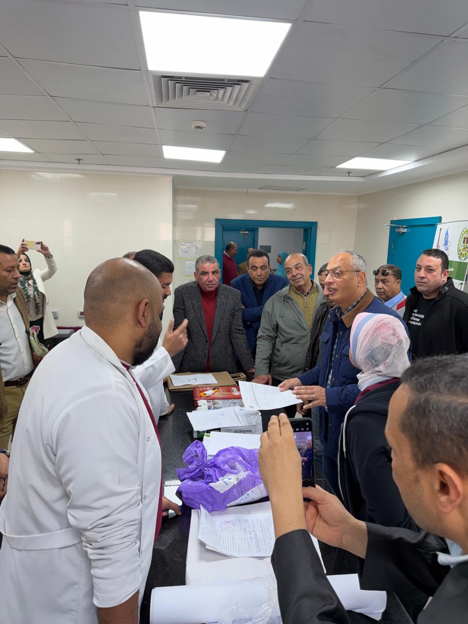 رئيس هيئة الرقابة على الصادرات والواردات يتفقد معامل ميناء الدخيلة ويشيد بجهود الفاحصين في تسريع الإفراج الجمركي.