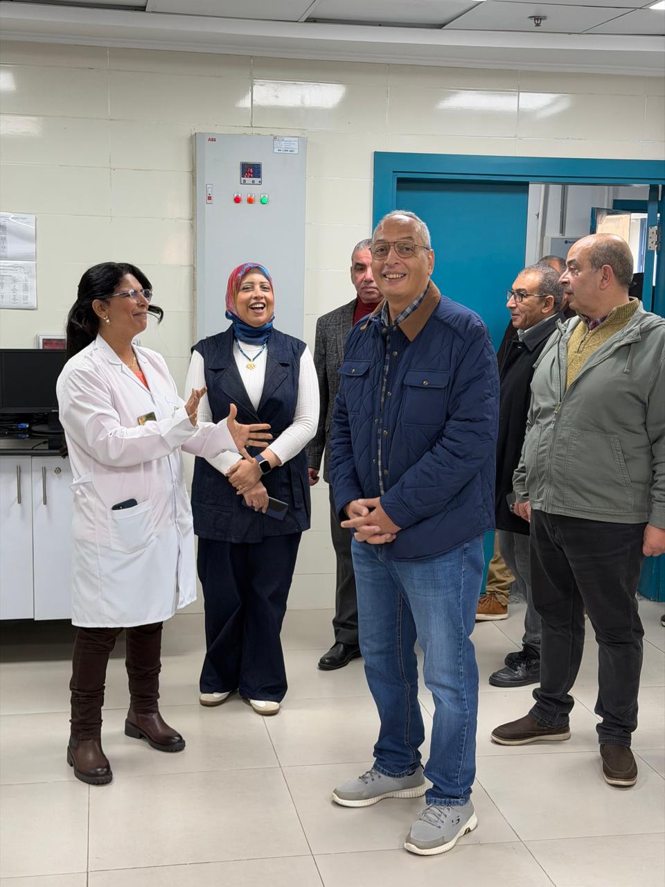 رئيس هيئة الرقابة على الصادرات والواردات يتفقد معامل ميناء الدخيلة ويشيد بجهود الفاحصين في تسريع الإفراج الجمركي.