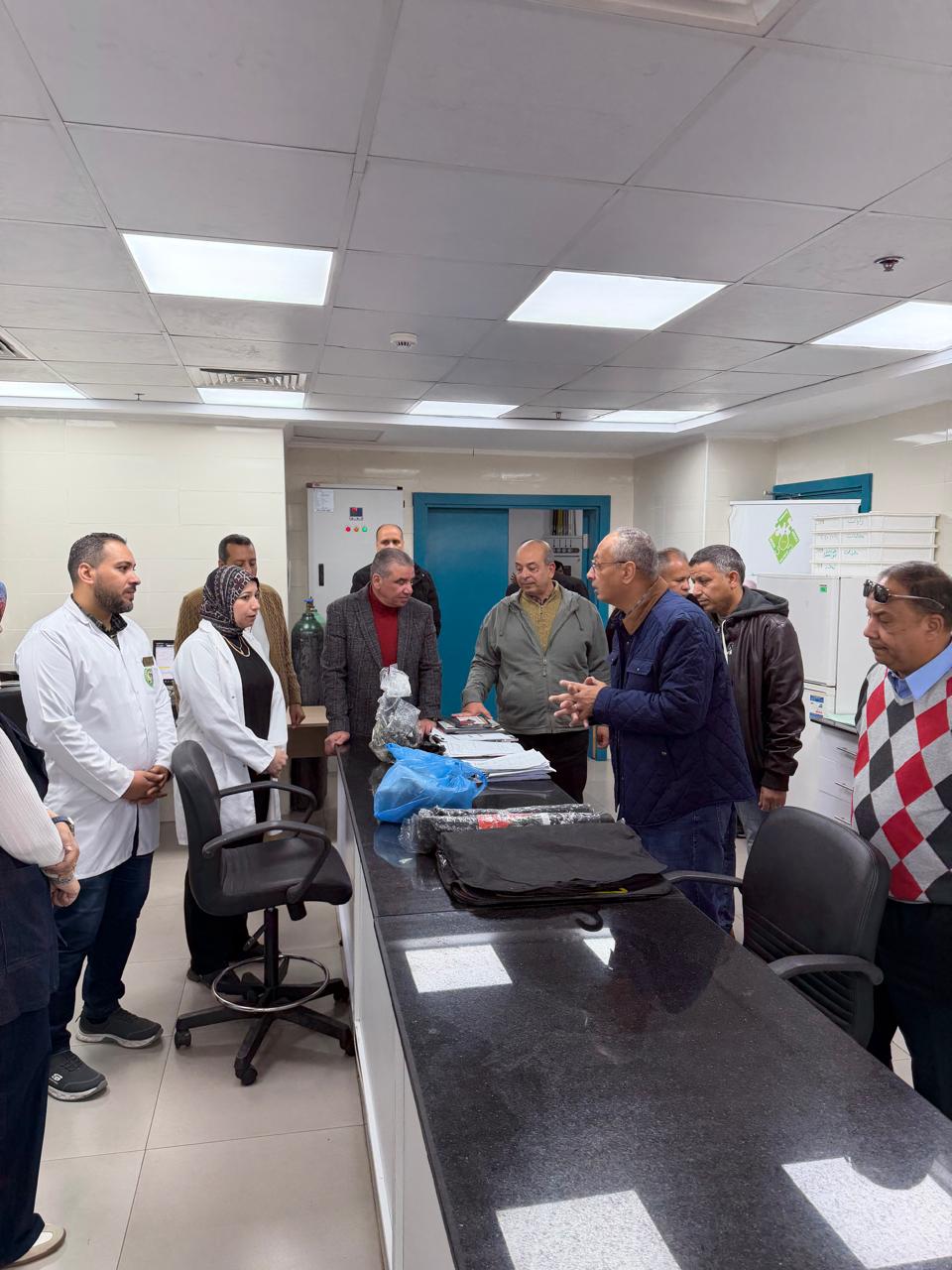 رئيس هيئة الرقابة على الصادرات والواردات يتفقد معامل ميناء الدخيلة ويشيد بجهود الفاحصين في تسريع الإفراج الجمركي.